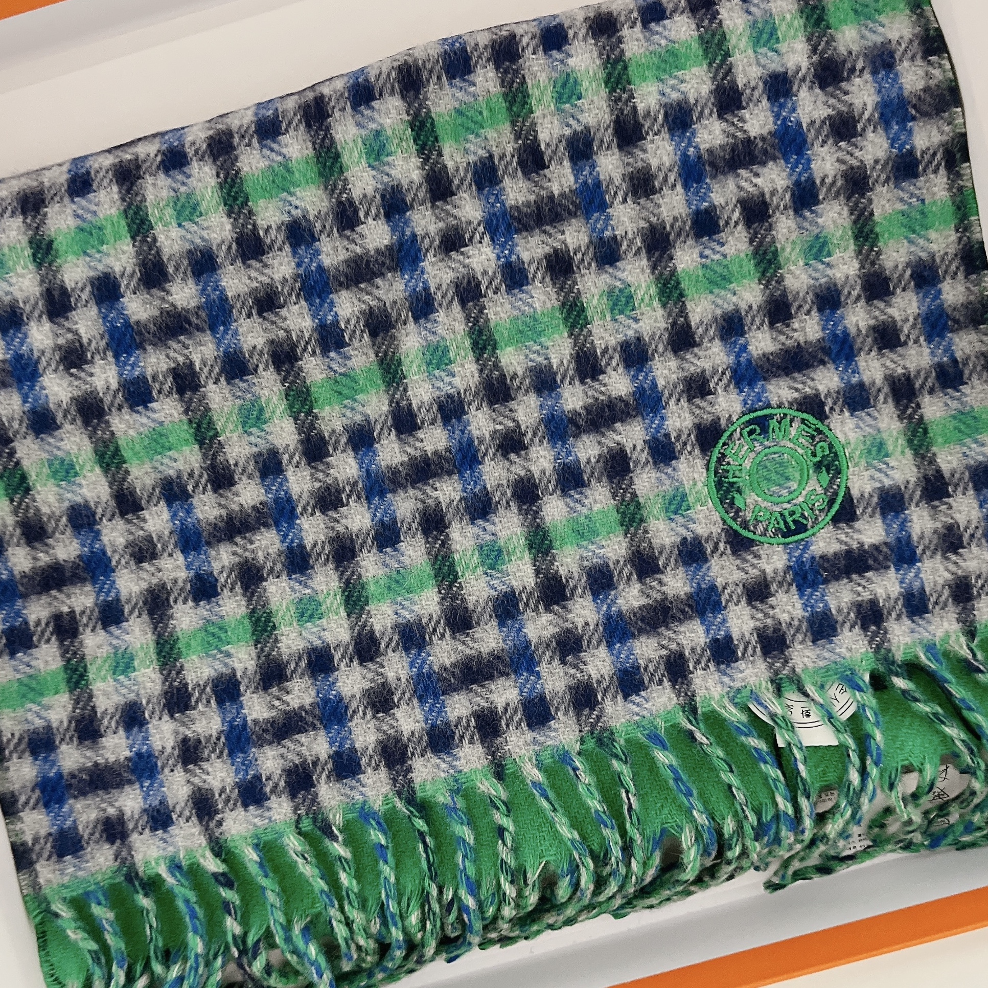 Hermes H Ecossais Recto Verso Muffler Gris Bleu Vert 착용 스타일