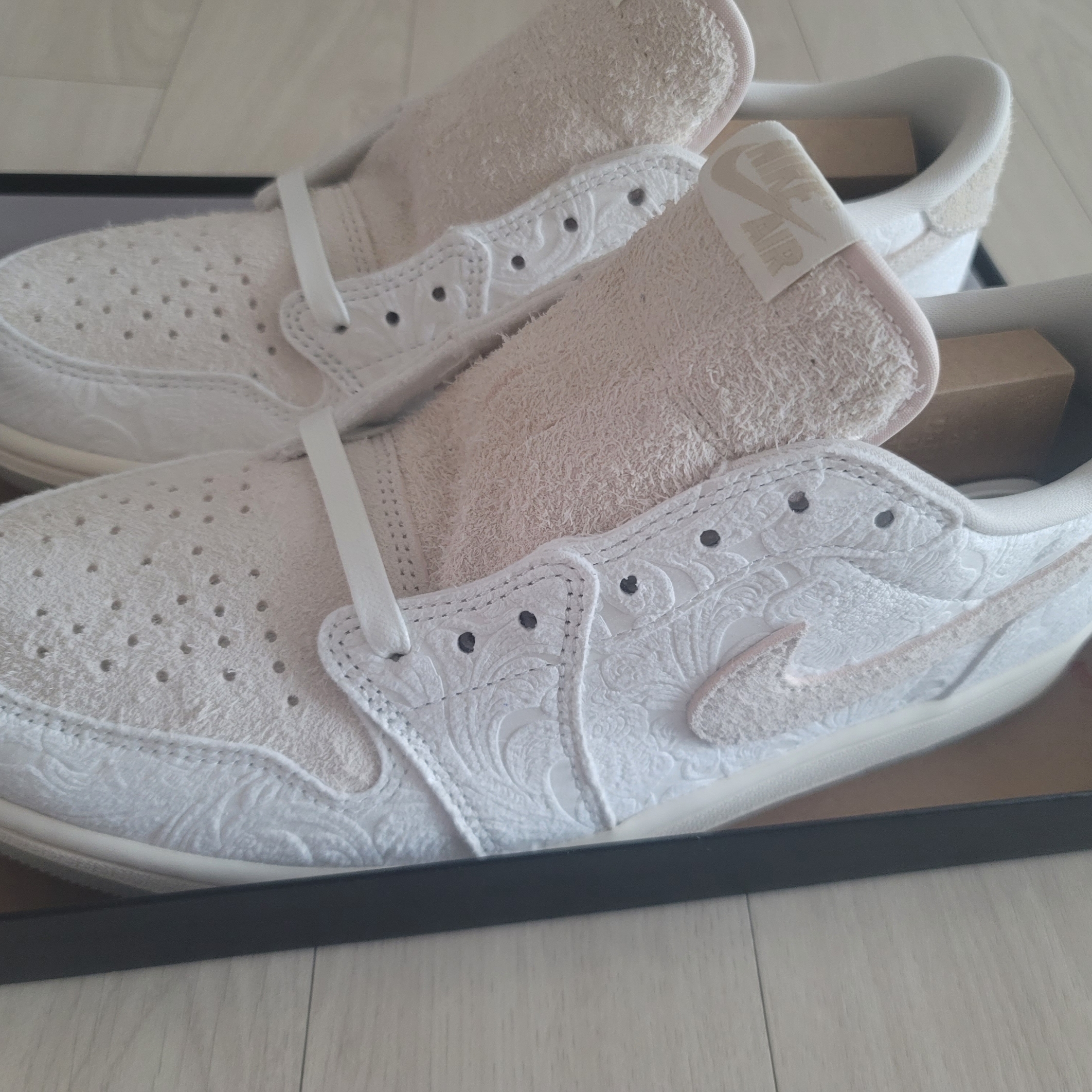 Jordan 1 x Chris Paul Retro Low OG Light Cream and Sail 착용 스타일 - 2
