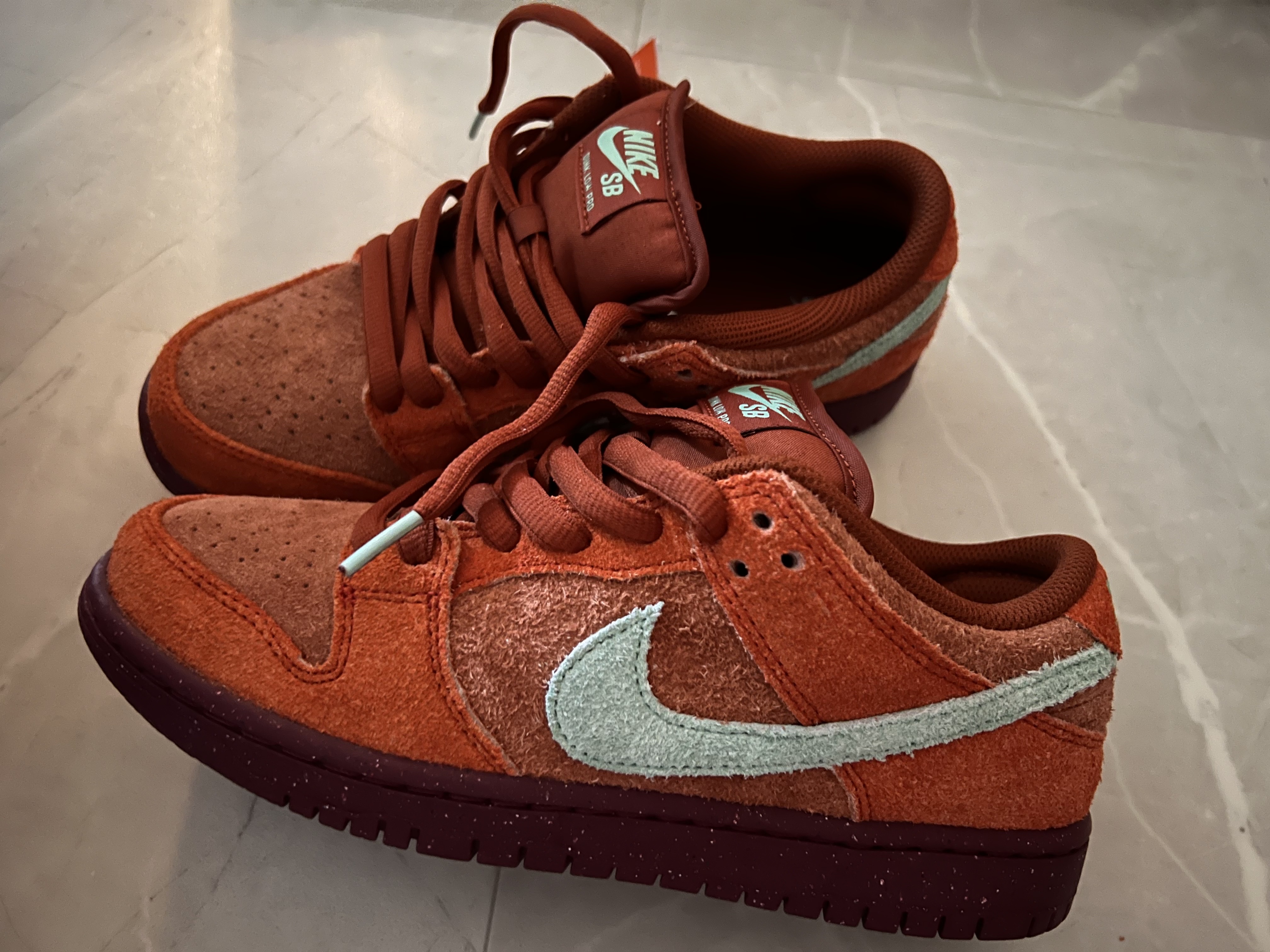 Nike SB Dunk Low Pro Premium Mystic Red and Rosewood 착용 스타일