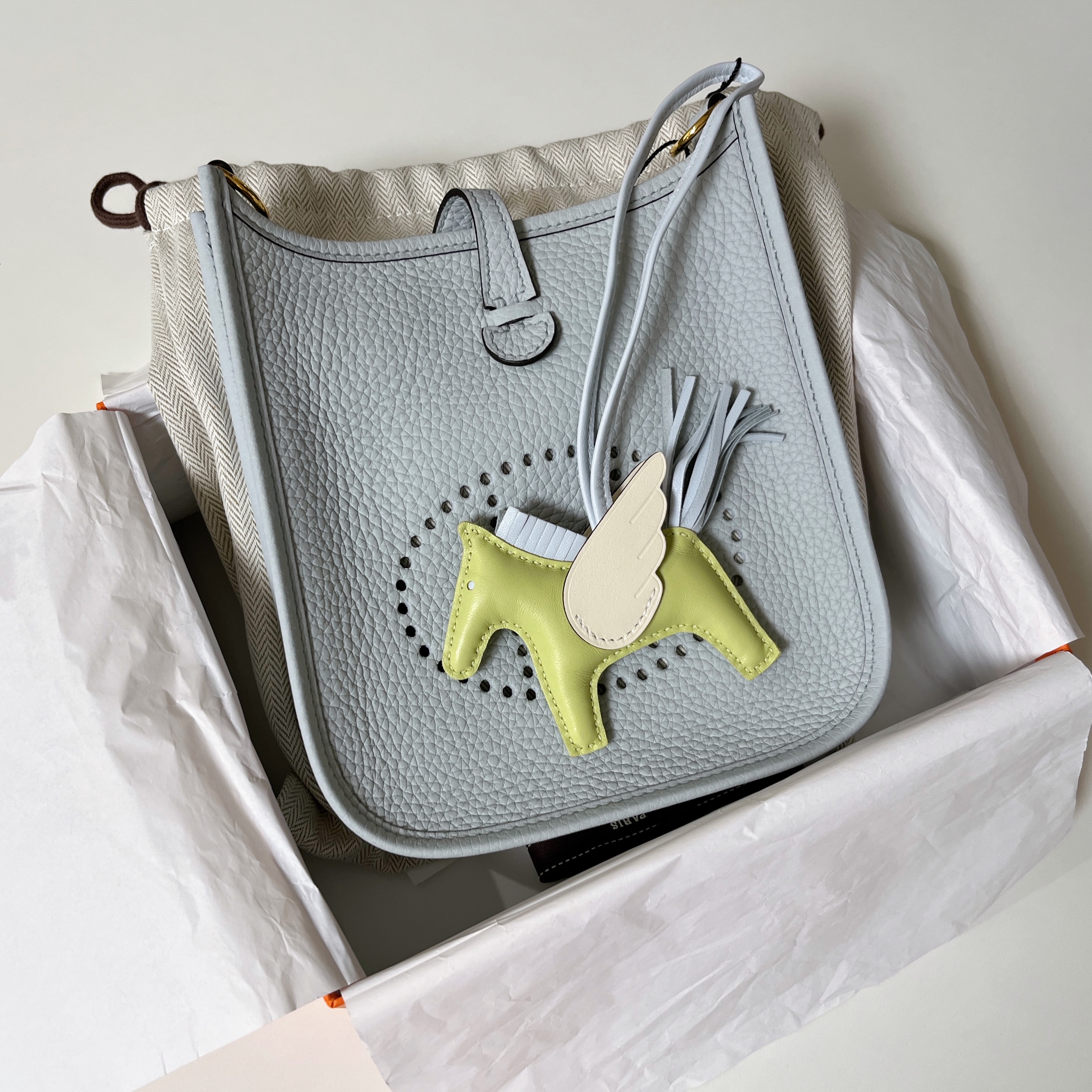 Hermes Evelyne 16 Amazone Bag Clemence & Gold Bleu Pale Nata 착용 스타일