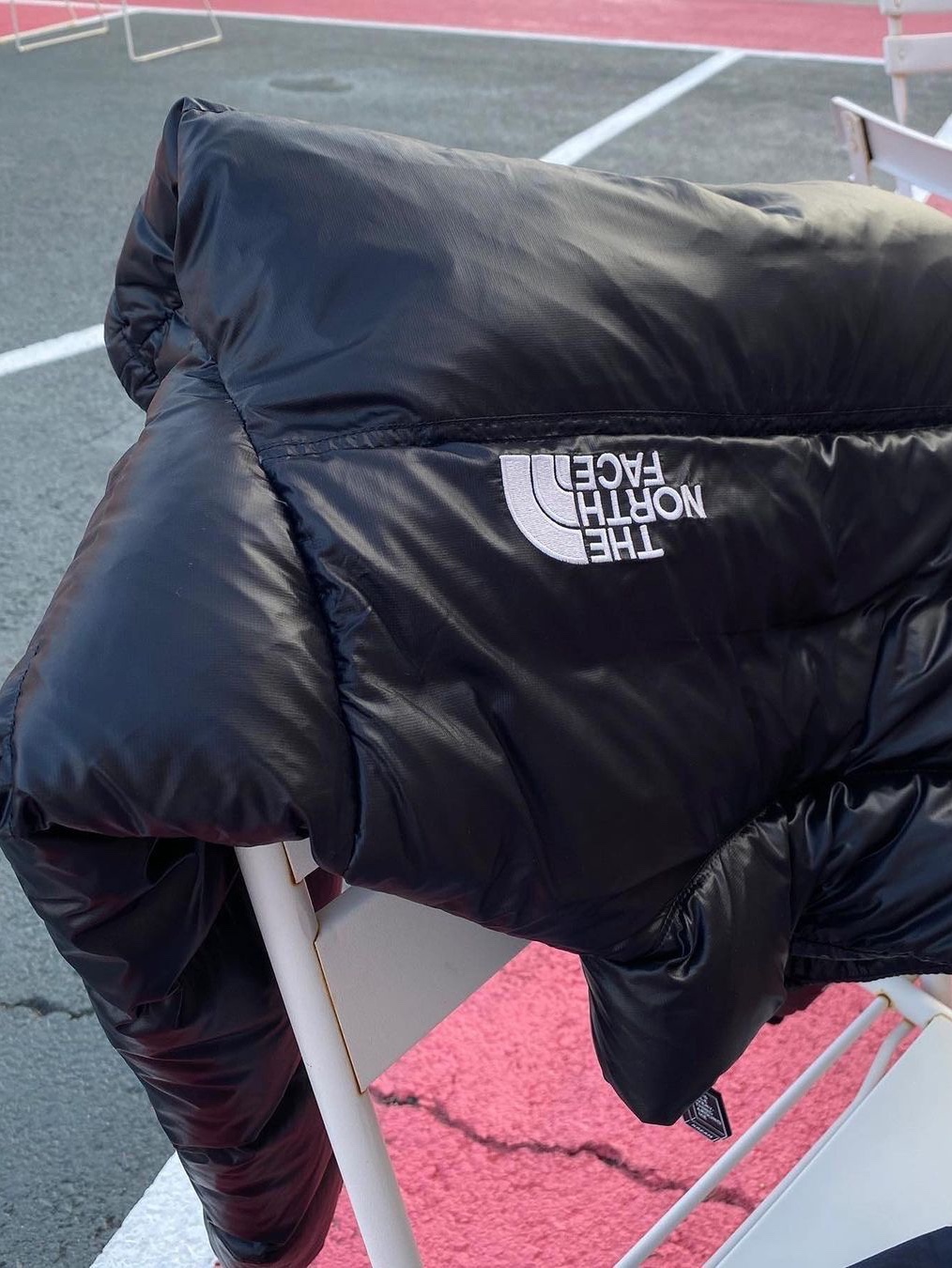 (W) The North Face Nuptse Short Jacket TNF Black 착용 스타일 - 1