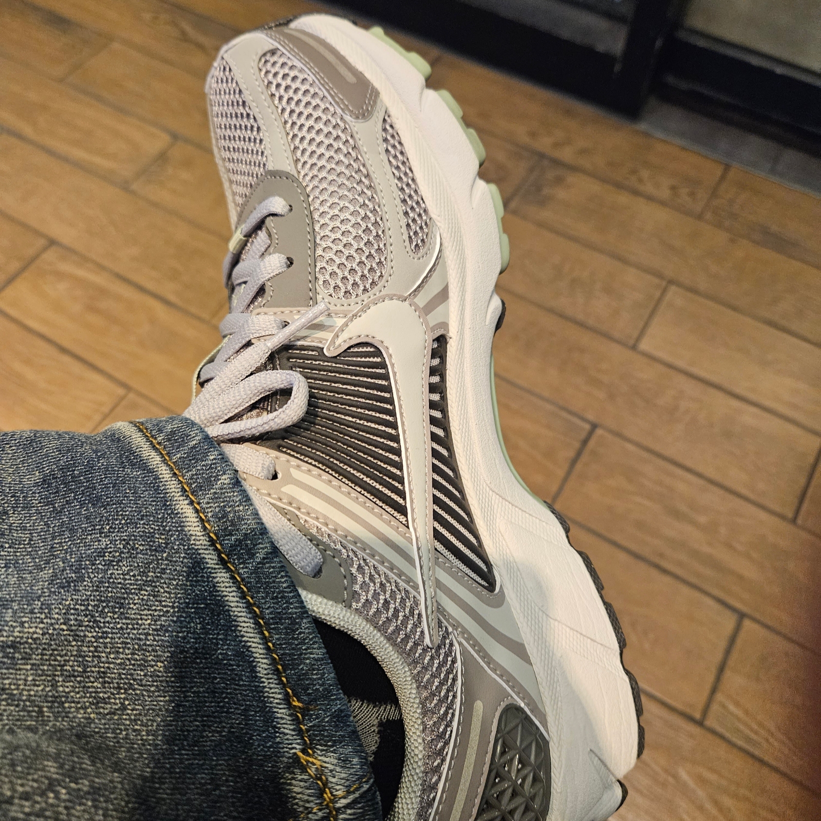 (W) Nike Zoom Vomero 5 Cobblestone and Flat Pewter 착용 스타일