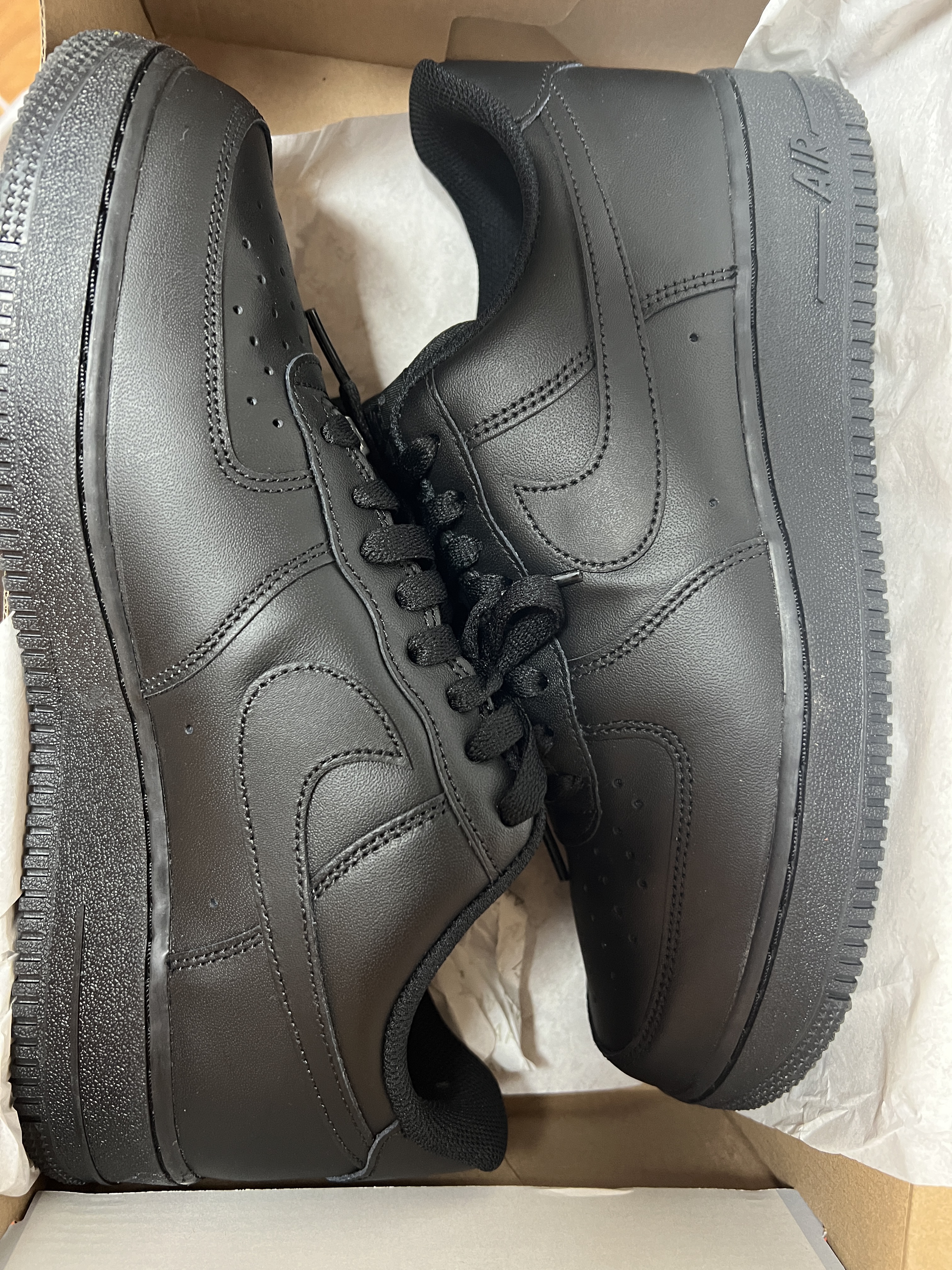 Nike Air Force 1 '07 Low Triple Black 착용 스타일