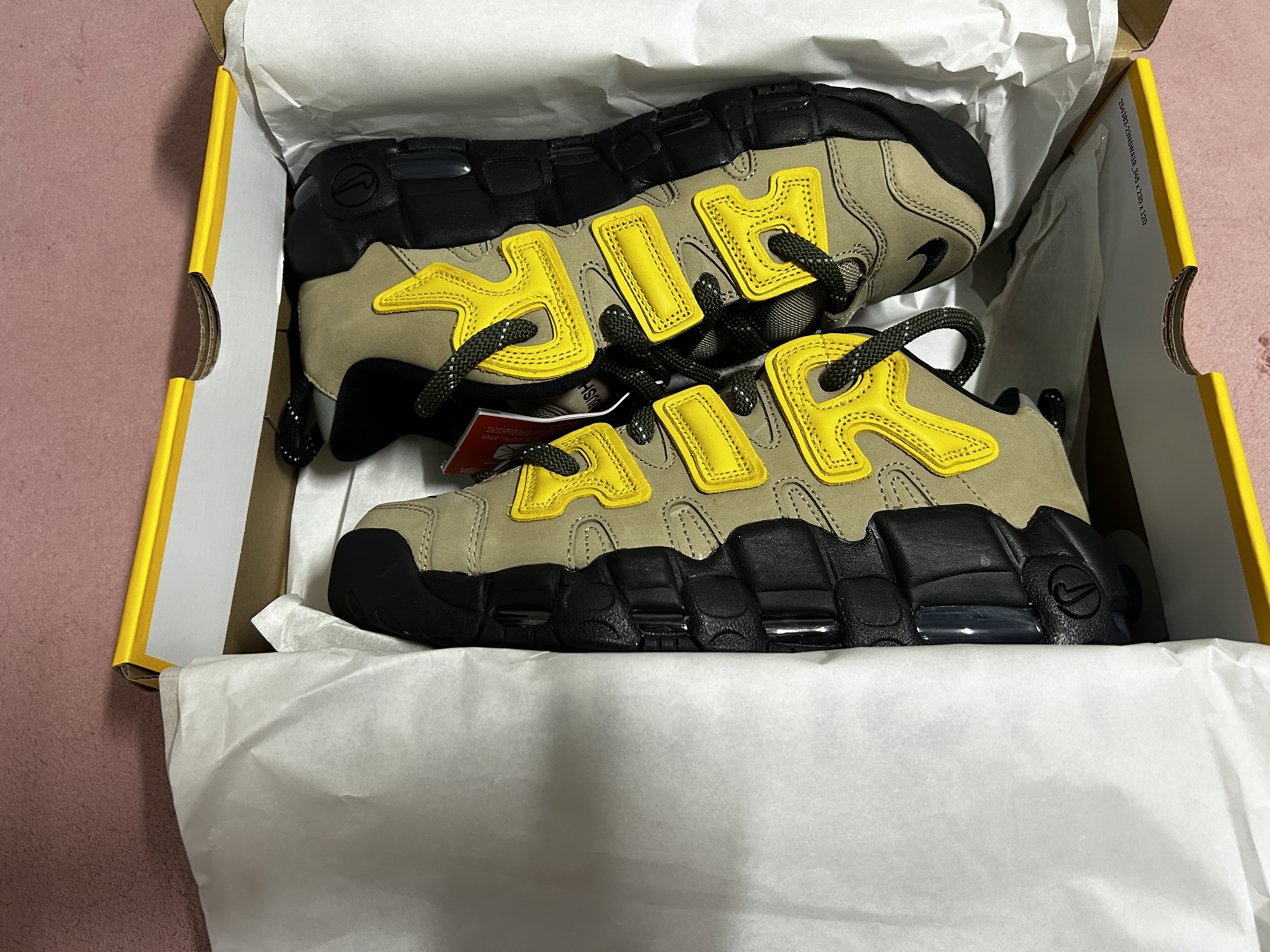 Nike x Ambush Air More Uptempo Low Vivid Sulfur and Limestone 착용 스타일 - 2