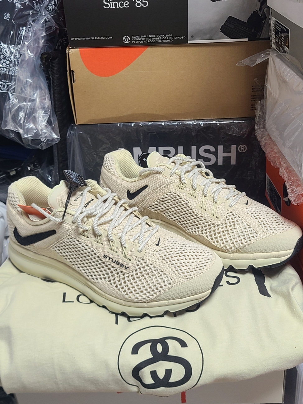 Nike x Stussy Air Max 2013 Fossil, Stussy World Tour LS T-Shirt Putty 착용 스타일 - 1