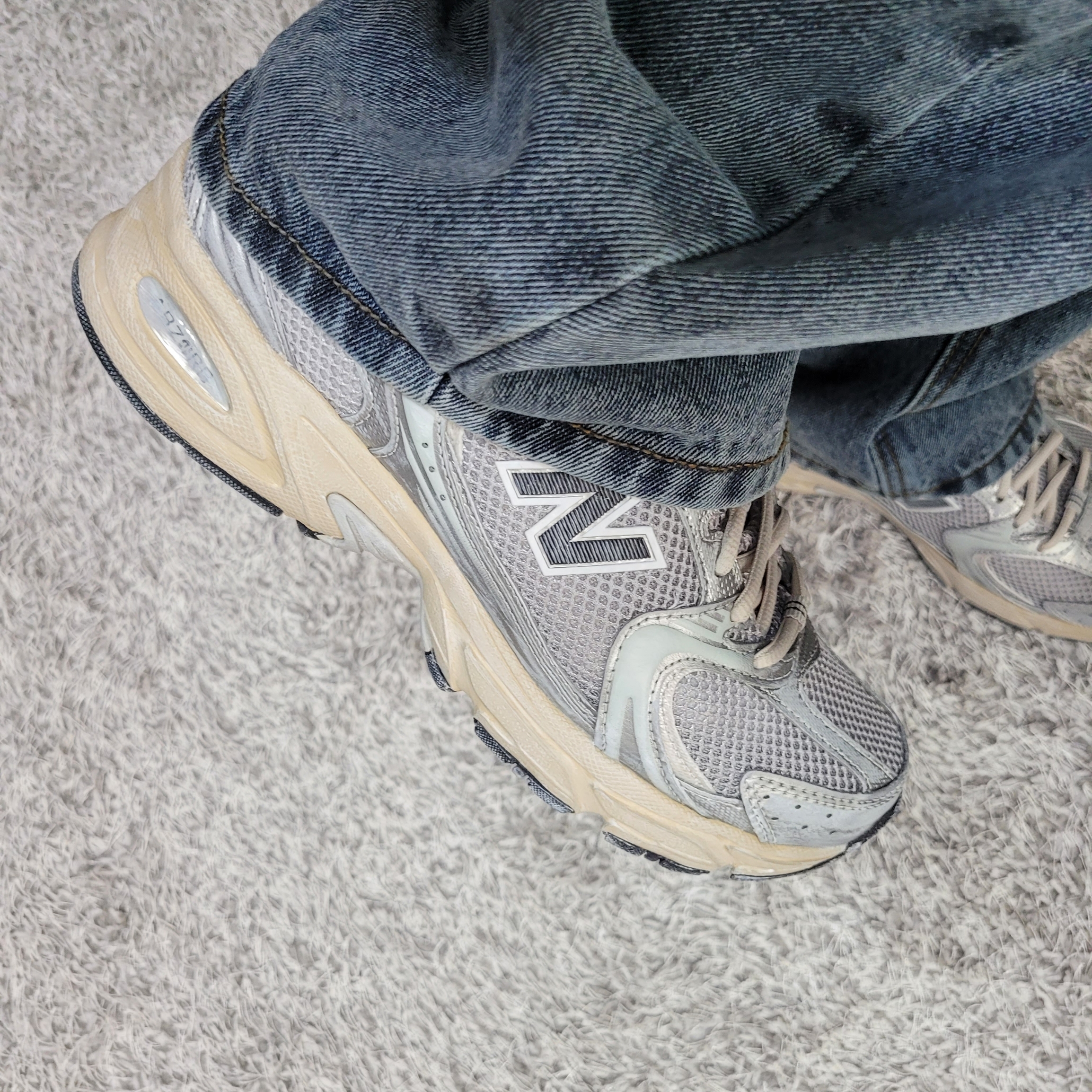 New Balance 530 Vintage Metallic Silver 착용 스타일 - 2