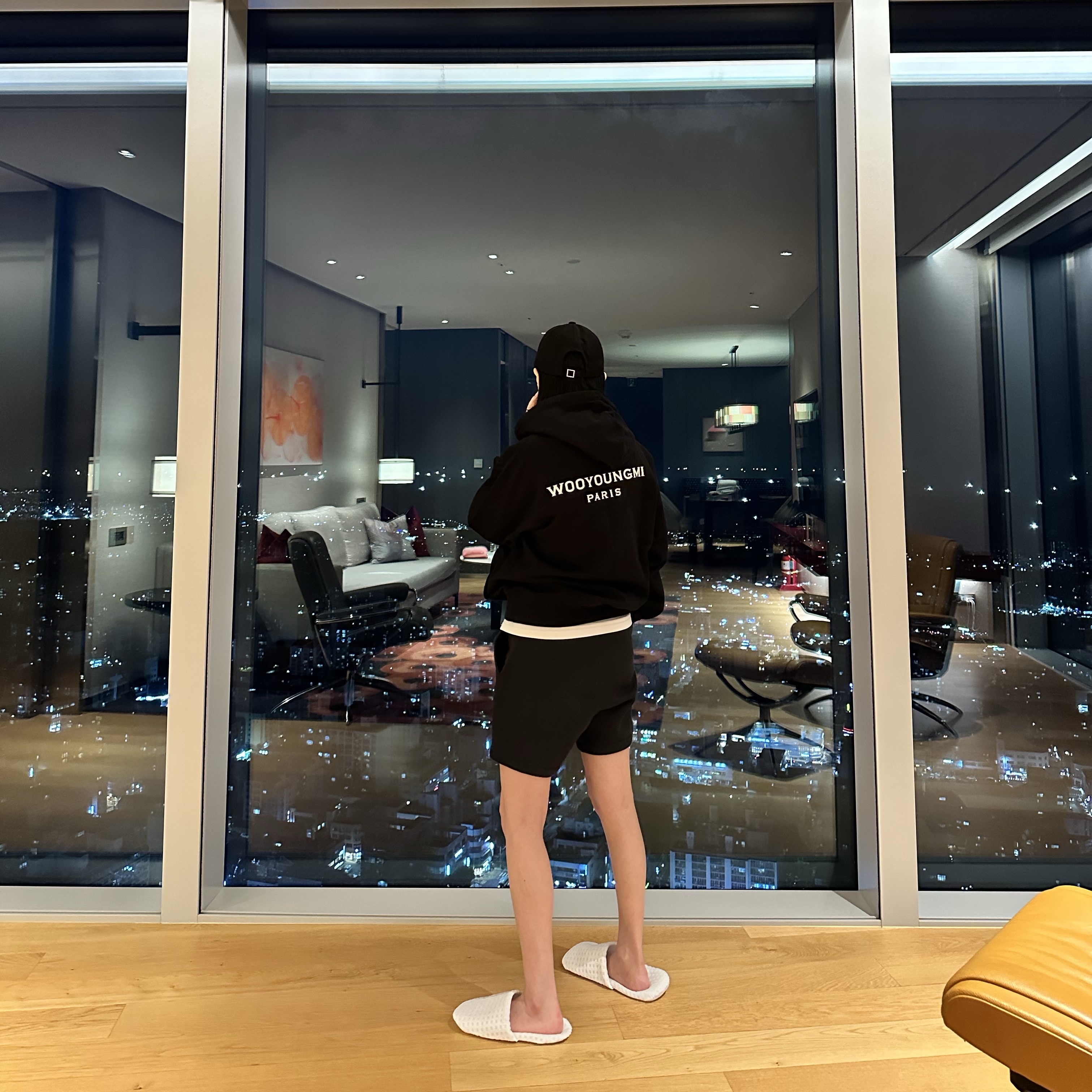 Wooyoungmi Cotton White Back Logo Hoodie Black - 22FW 착용 스타일 - 2