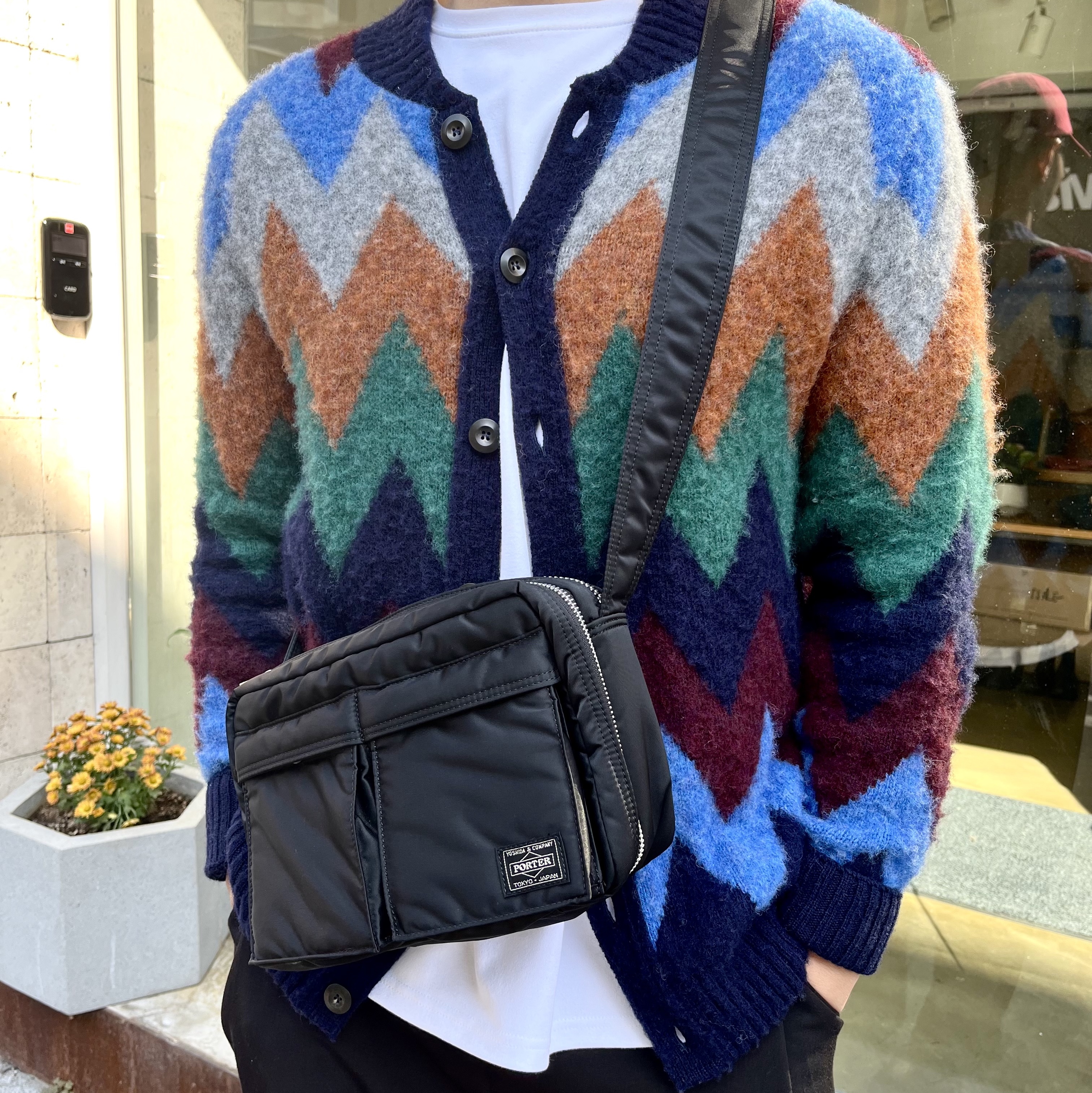 Porter Tanker Shoulder Bag S Black 착용 스타일