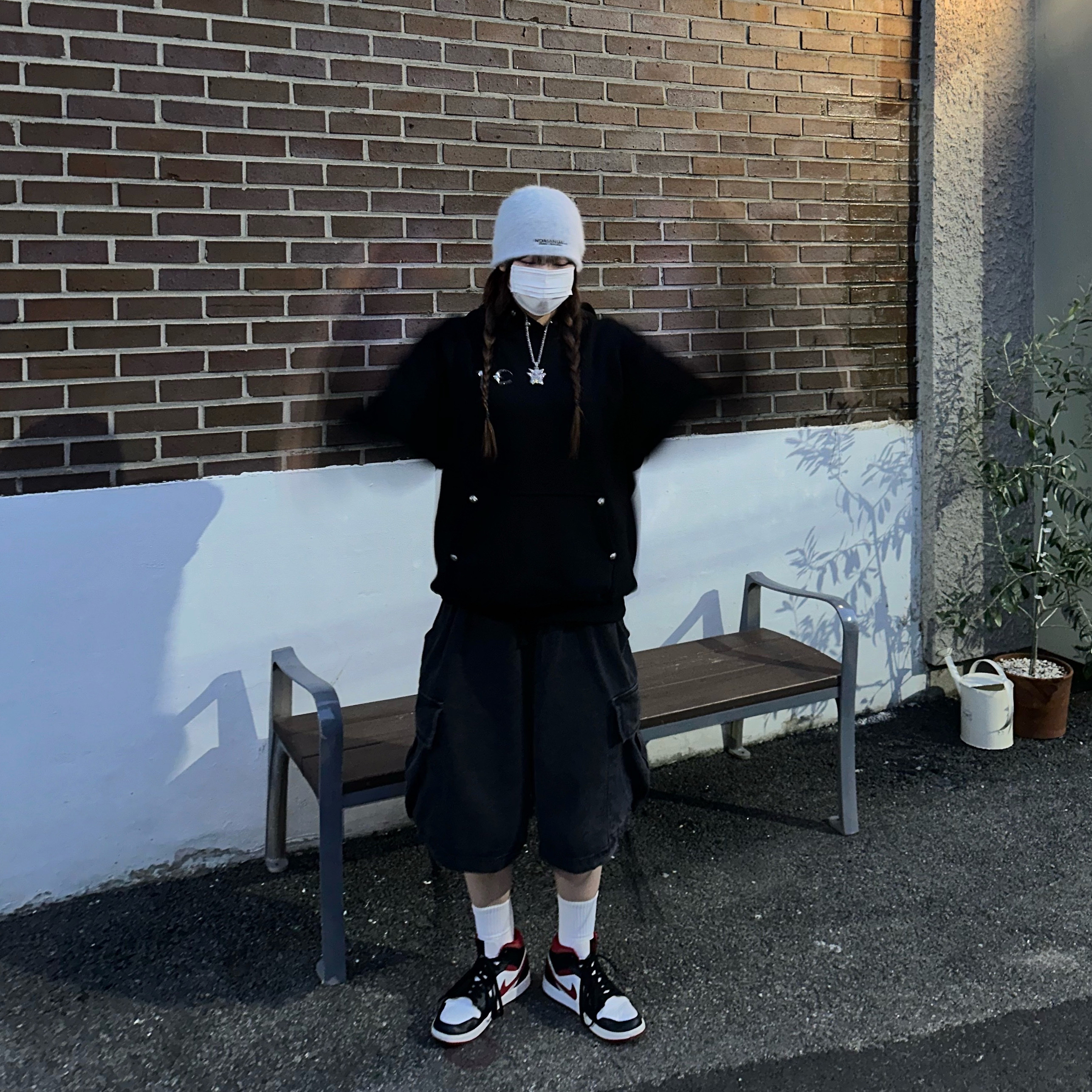Jordan 1 Mid Gym Red Black White, Thug Club Armor Hoodie Black 착용 스타일 - 1