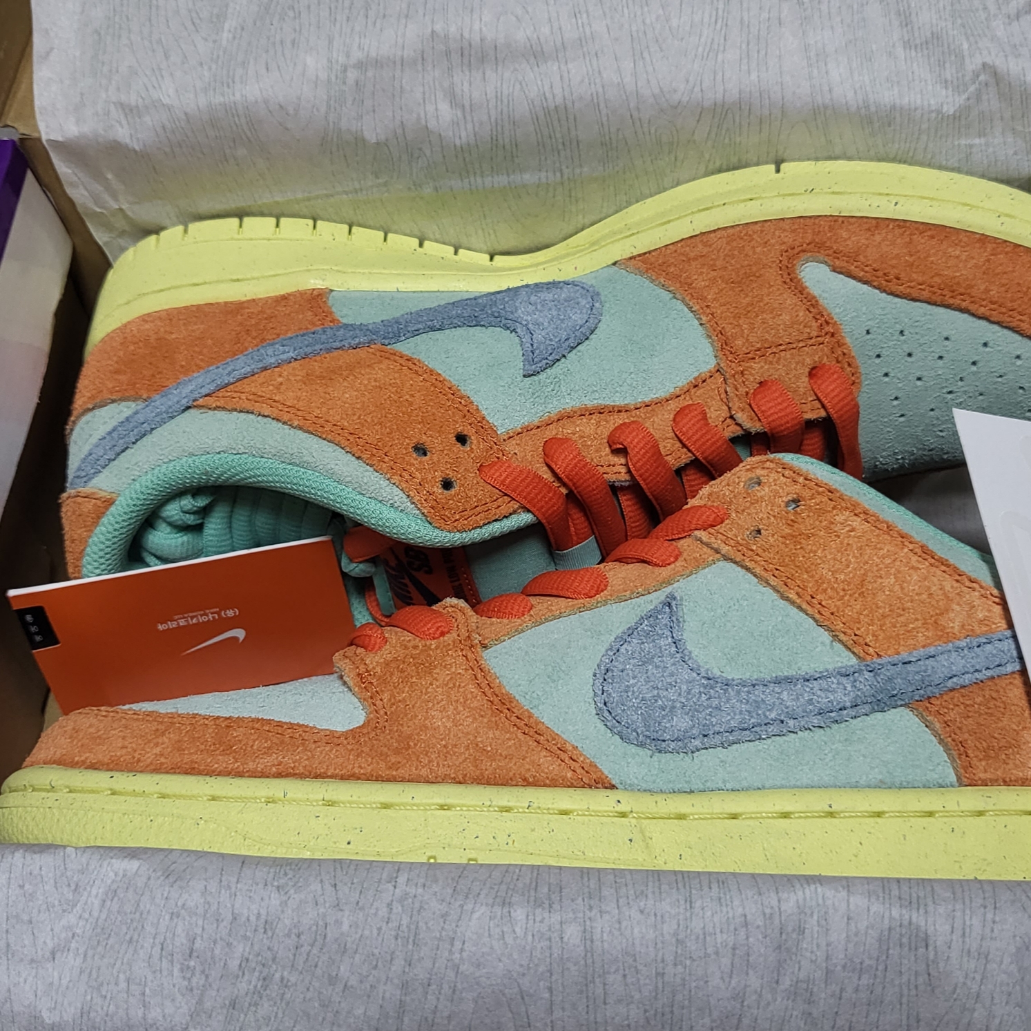 Nike SB Dunk Low Pro Premium Orange and Emerald Rise 착용 스타일