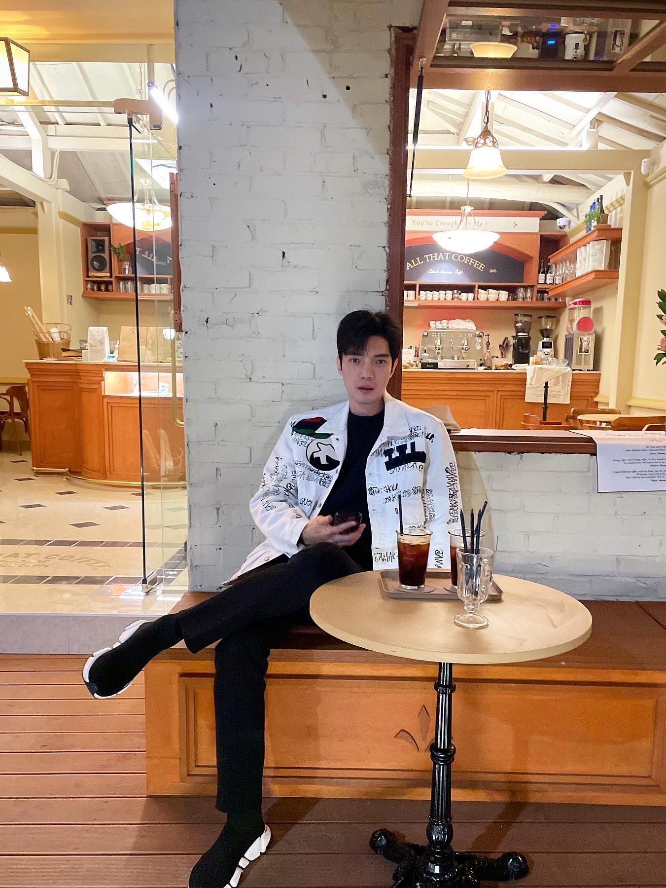 Balenciaga Speed 2.0 Trainer Black Knit White Sole 2020, Stussy x Our Legacy x Denim Tears TTL Denim Jacket White 착용 스타일 - 1
