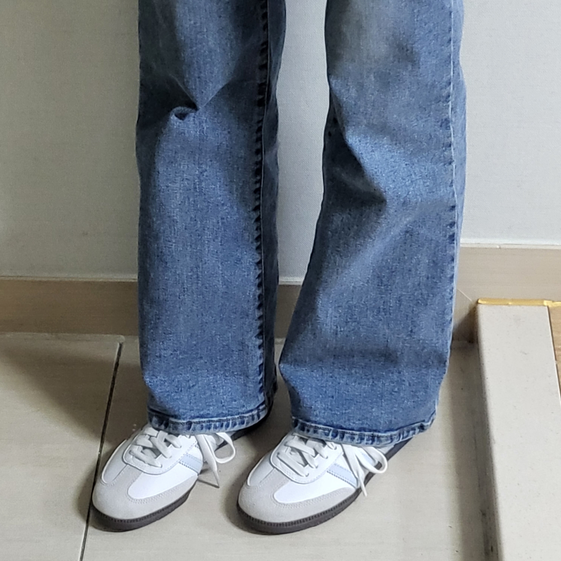 Adidas Samba OG Core White Halo Blue 착용 스타일 - 3