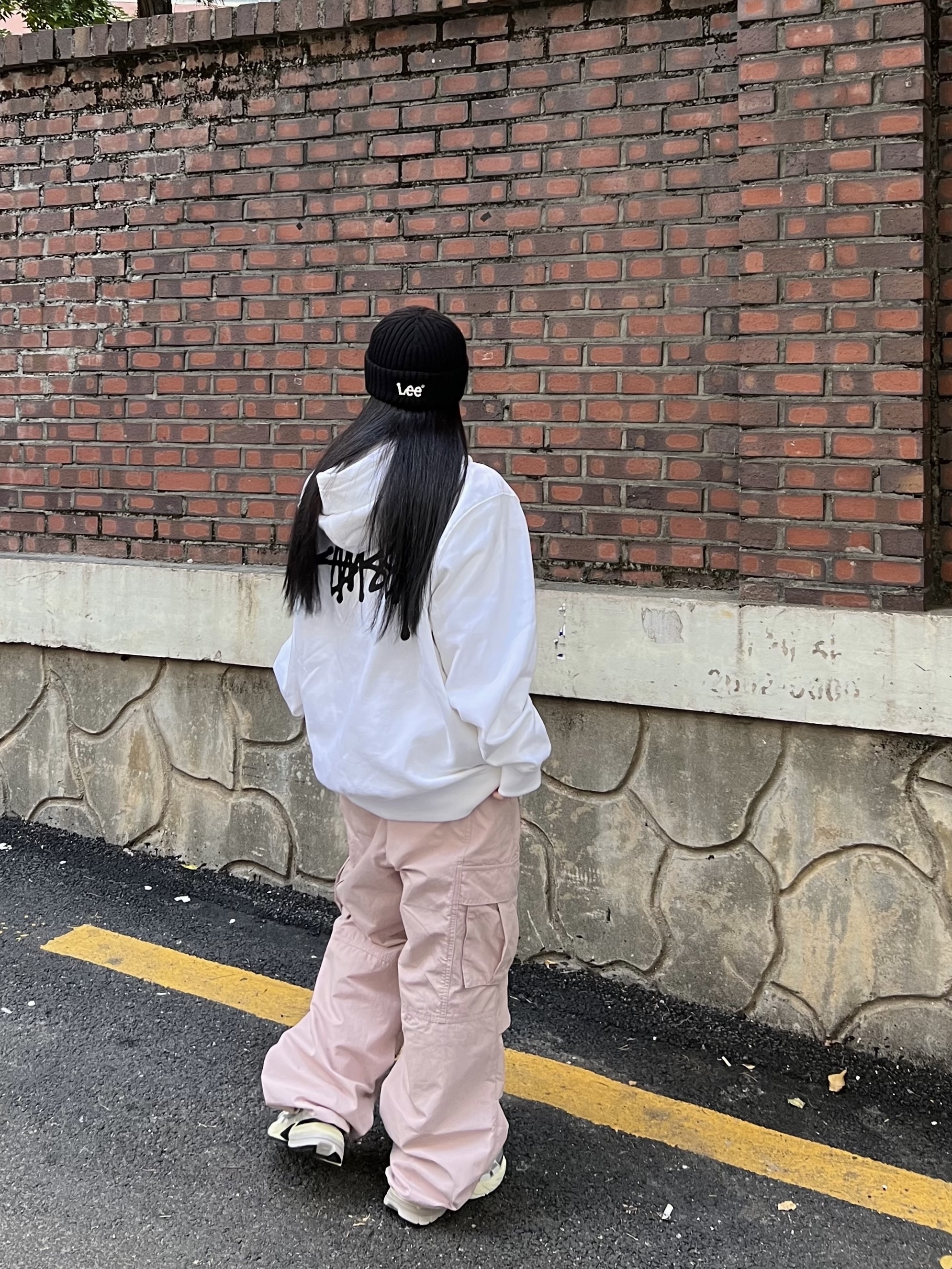 Nike V2K Run Summit White Metallic Silver, Stussy Basic Stussy Zip Hoodie White 2022 착용 스타일 - 1