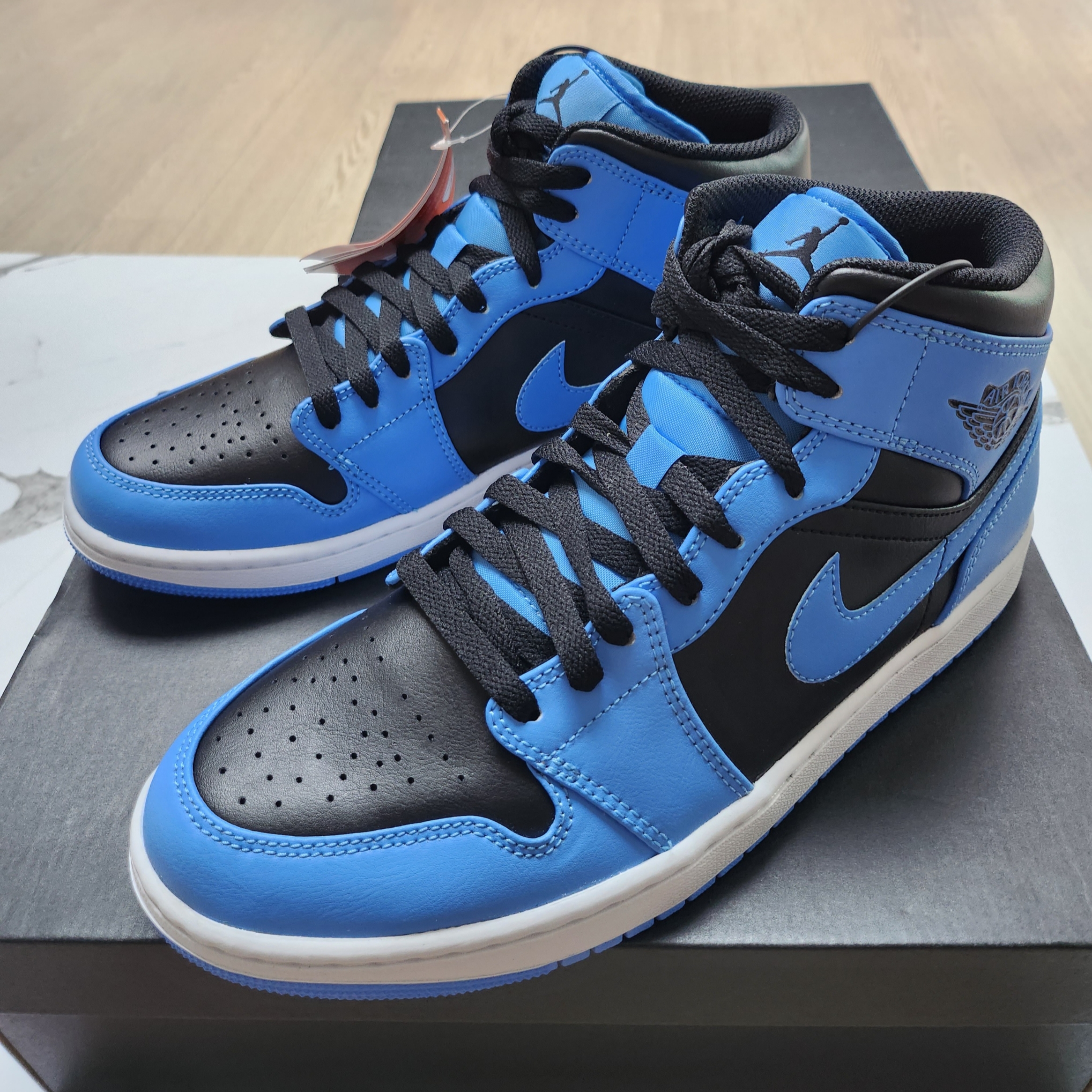 Jordan 1 Mid University Blue Black 착용 스타일 - 2