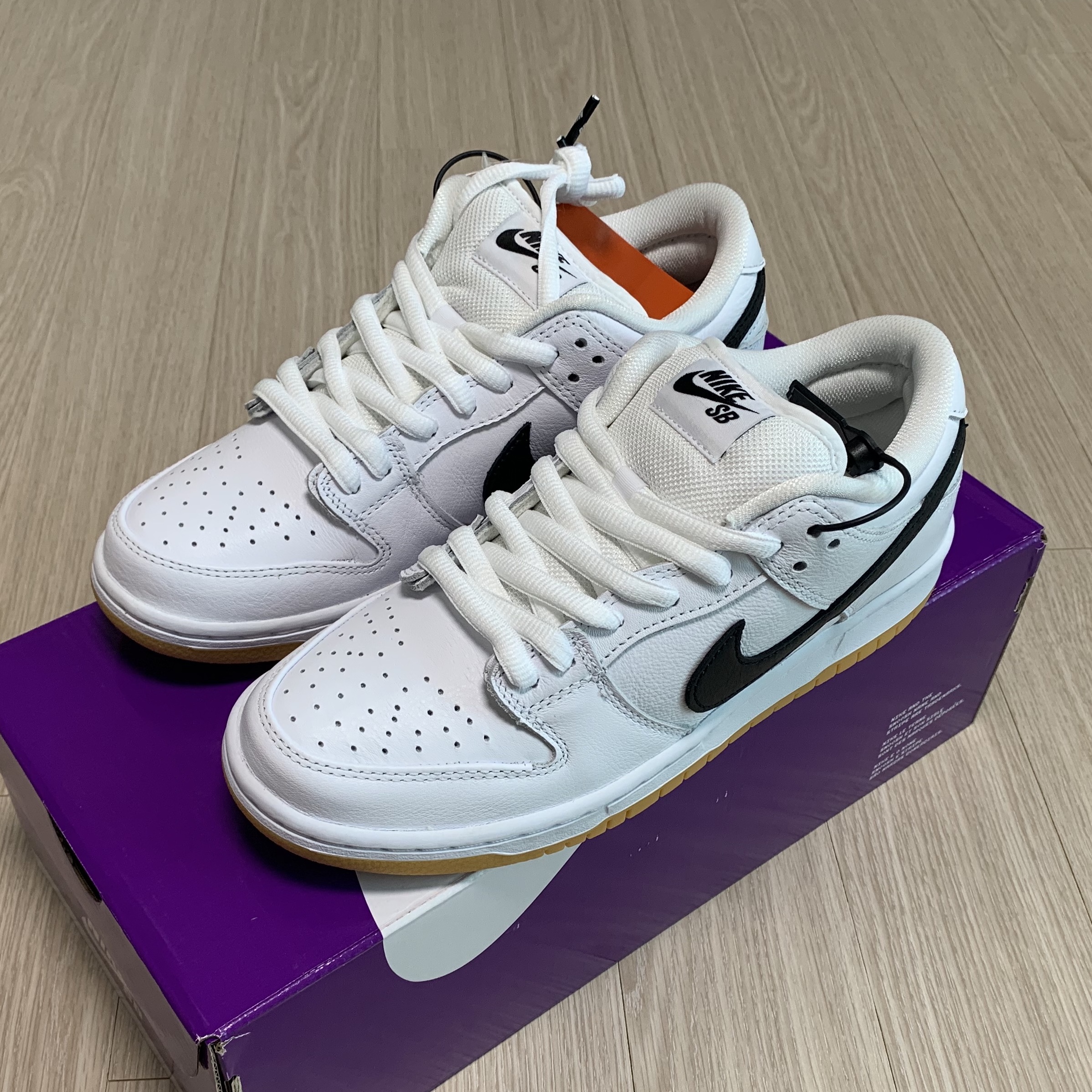 Nike SB Dunk Low Pro White and Gum Light Brown 착용 스타일 - 1