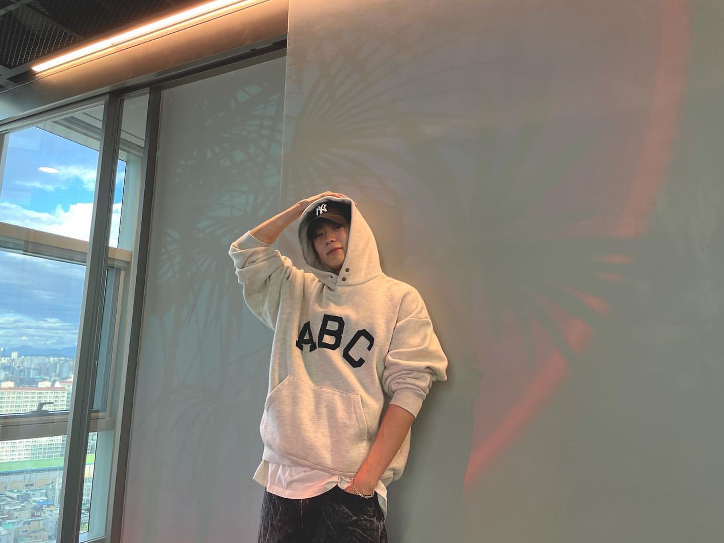Fear of God ABC Hoodie Cream Heather 착용 스타일