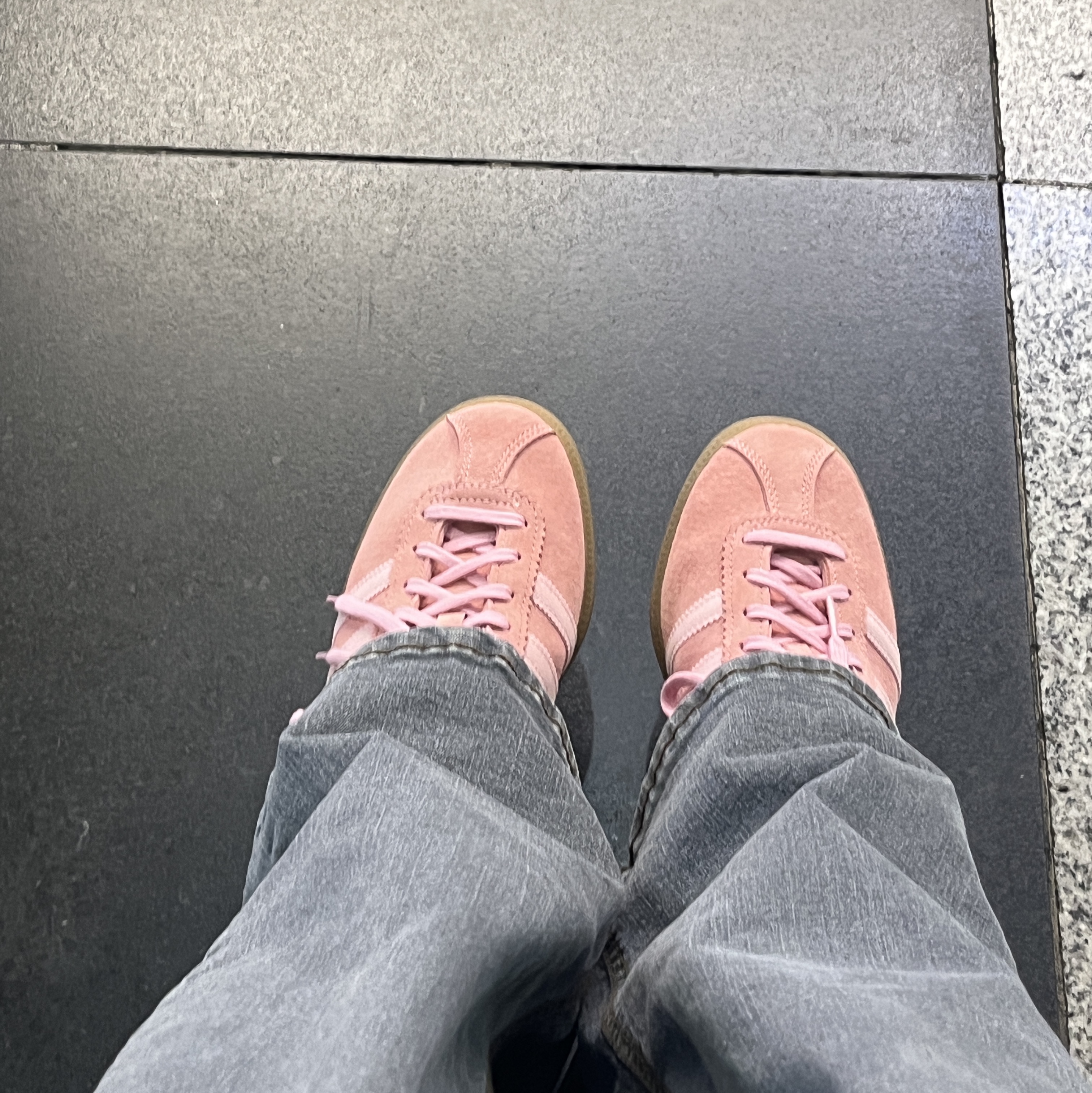 Adidas Bermuda Glow Pink 착용 스타일 - 2
