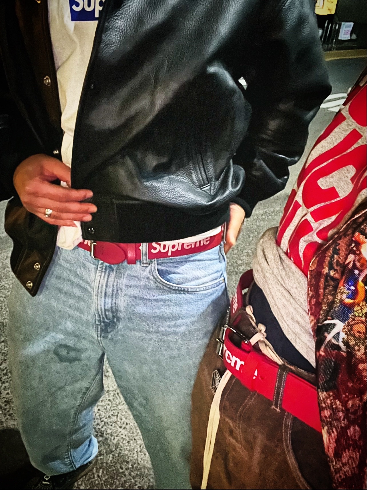 Supreme Seoul Box Logo T-Shirt White - 23FW, Clarks x Supreme Wallabee Blue Bandana 착용 스타일 - 1