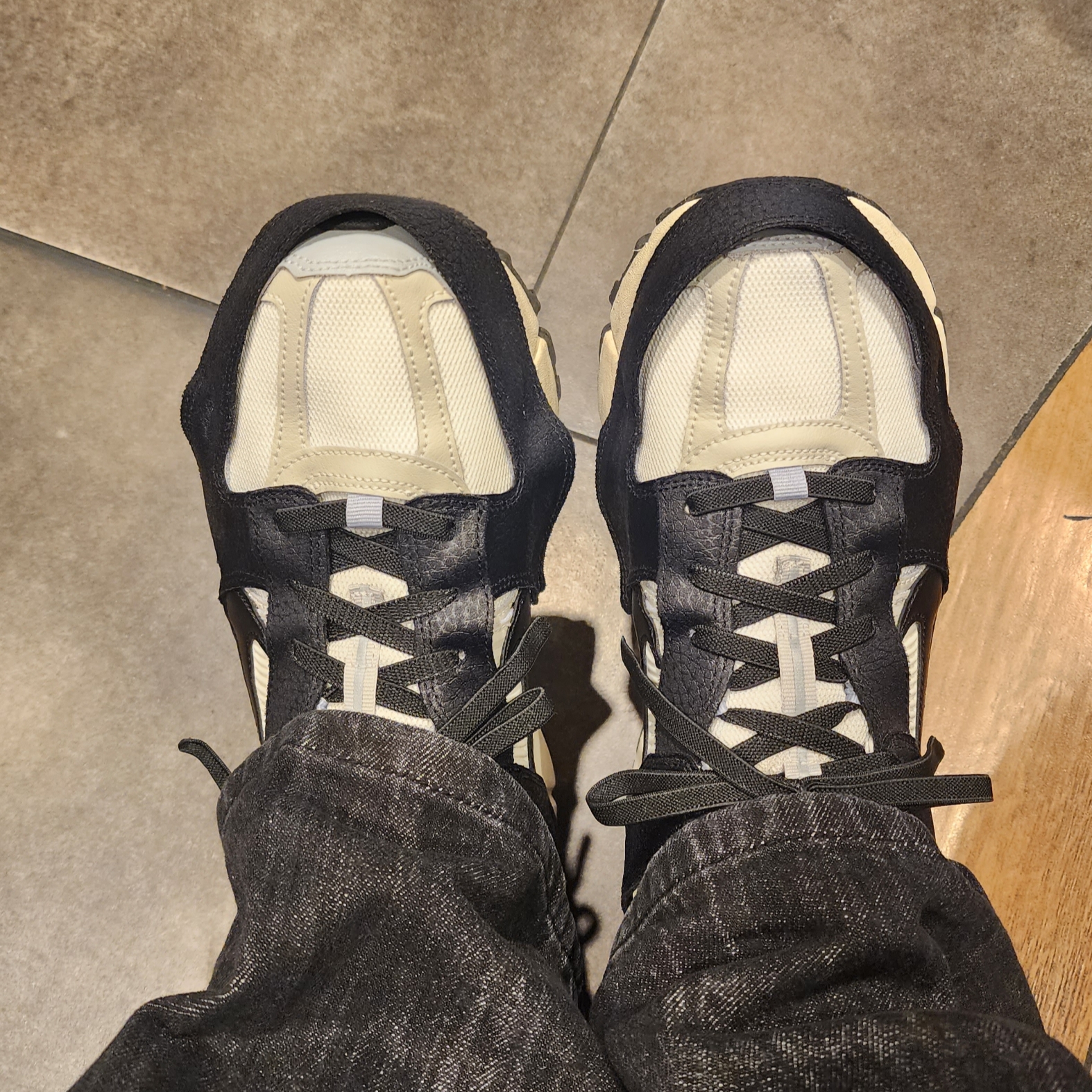 (W) Nike Zoom Vomero 5 Wolf Grey and Black 착용 스타일