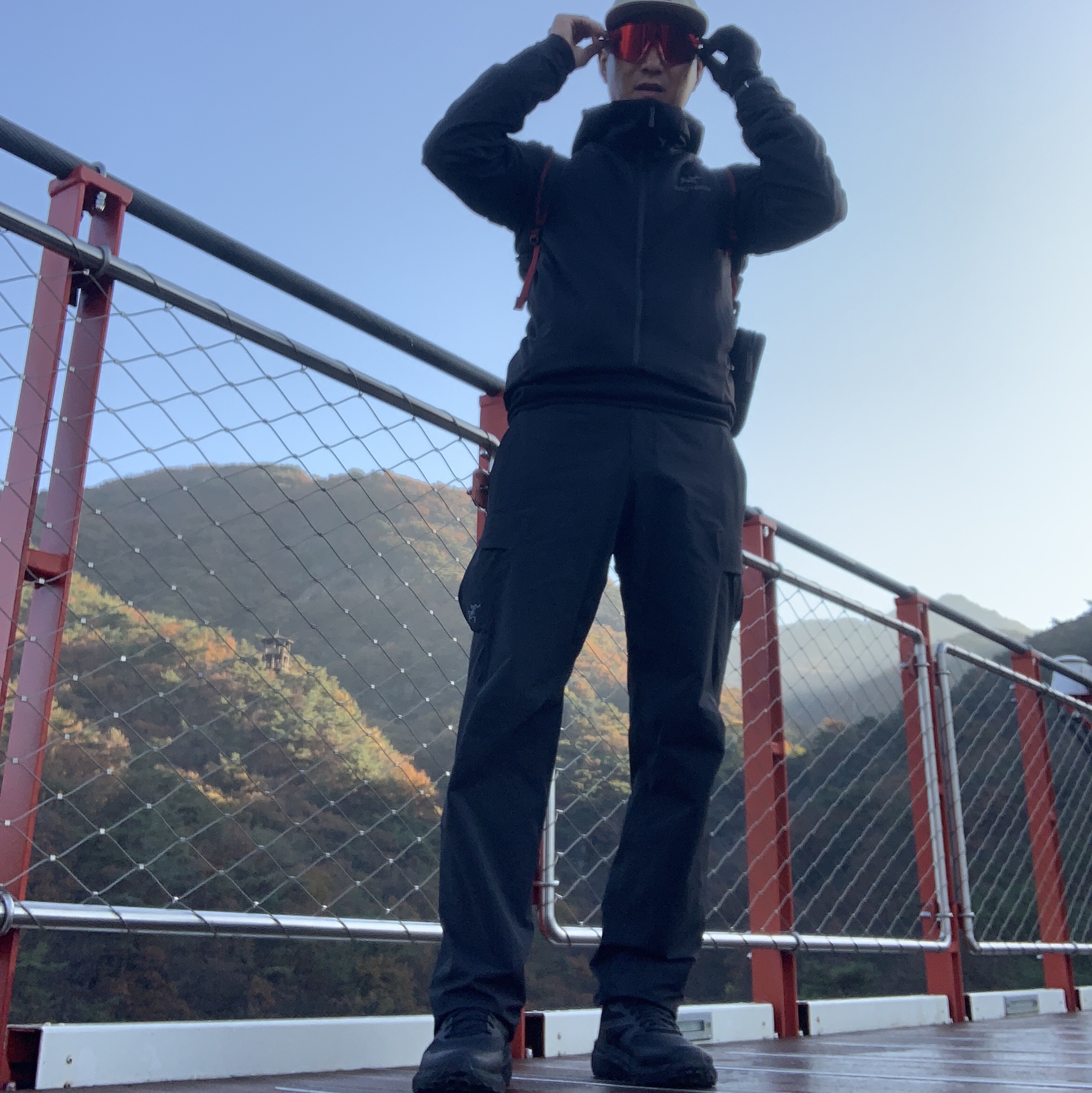 Arc'teryx Atom LT Hoody Black, Arc'teryx Rampart Pants Black 착용 스타일 - 1