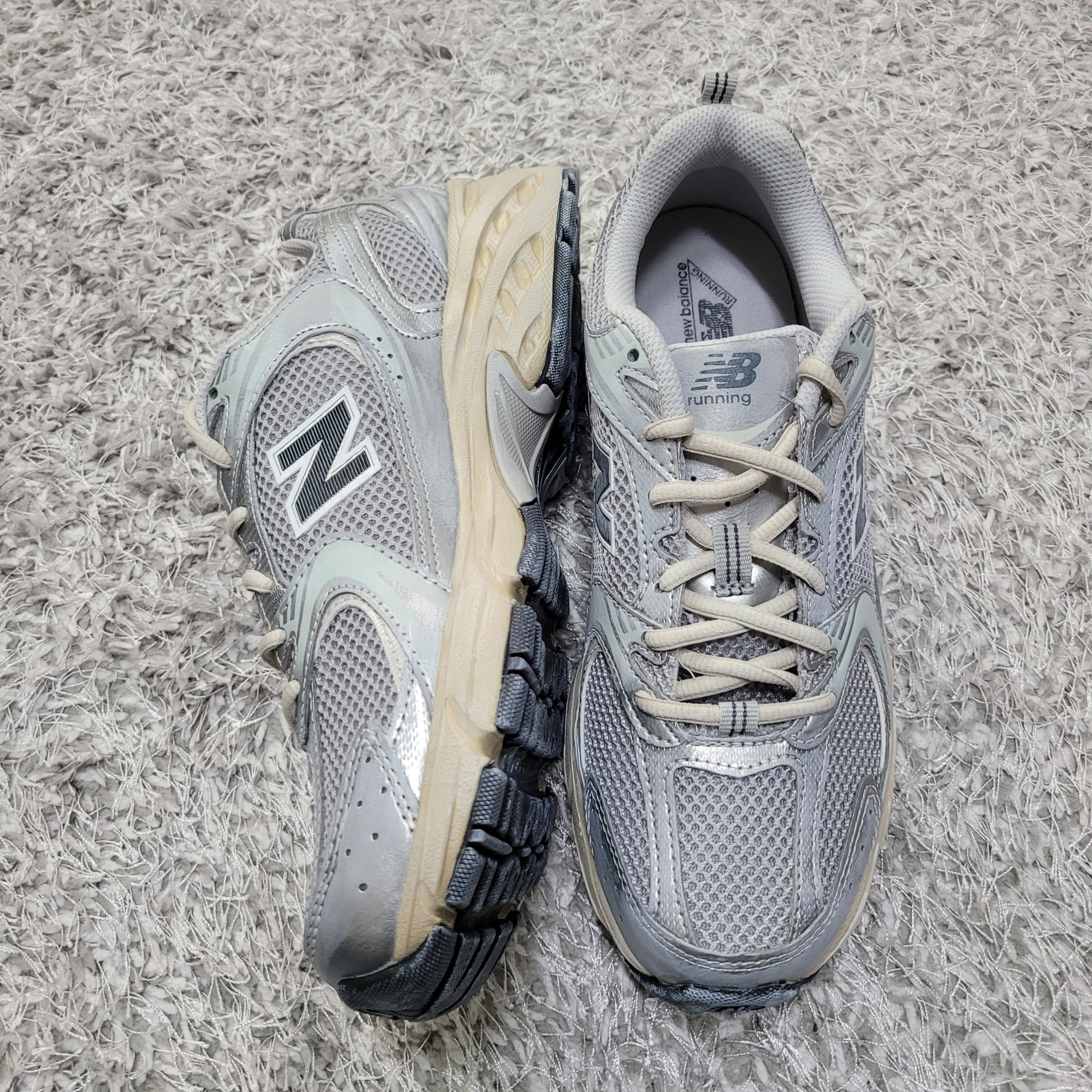 New Balance 530 Vintage Metallic Silver 착용 스타일 - 4