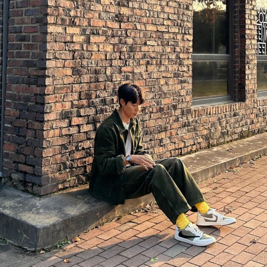 Jordan 1 x Travis Scott Retro Low Golf NRG Neutral Olive 착용 스타일 - 1