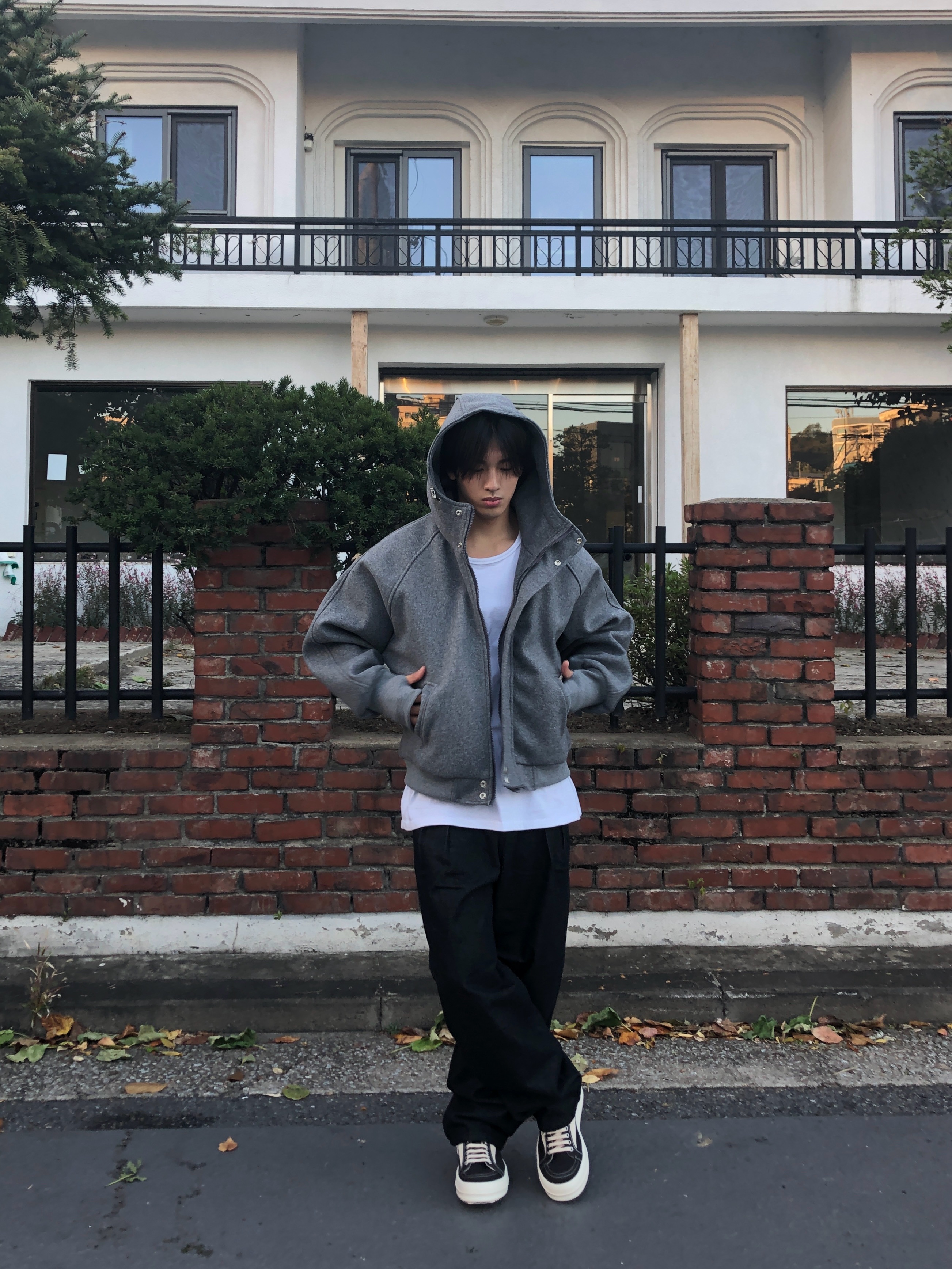 Rick Owens Drkshdw Suede Vintage Sneakers Dark Dust Pearl Milk White 착용 스타일 - 5