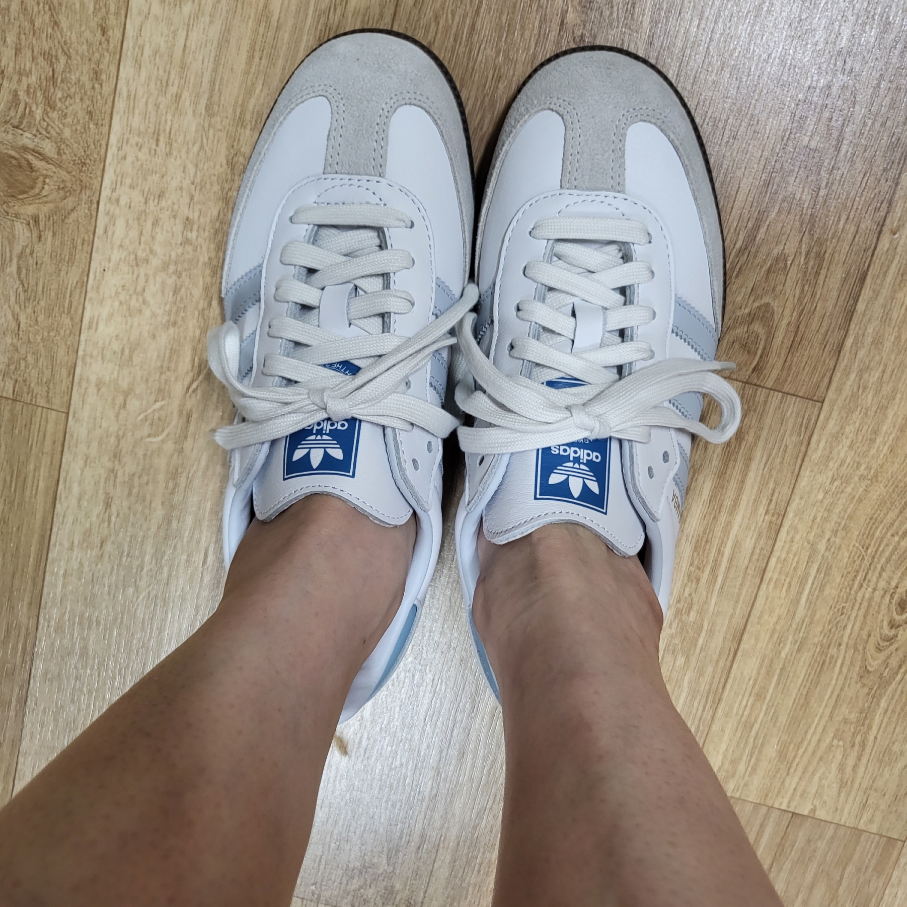 Adidas Samba OG Core White Halo Blue 착용 스타일 - 1