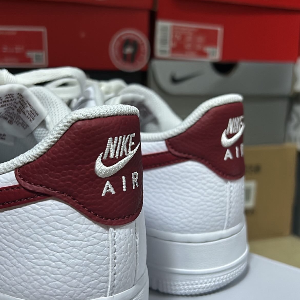 Nike Air Force 1 '07 Low White Team Red 착용 스타일
