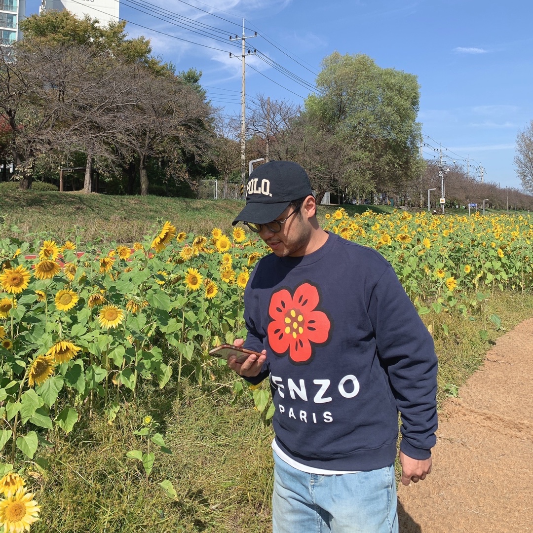 Kenzo Boke Flower Sweatshirt Midnight Blue 착용 스타일
