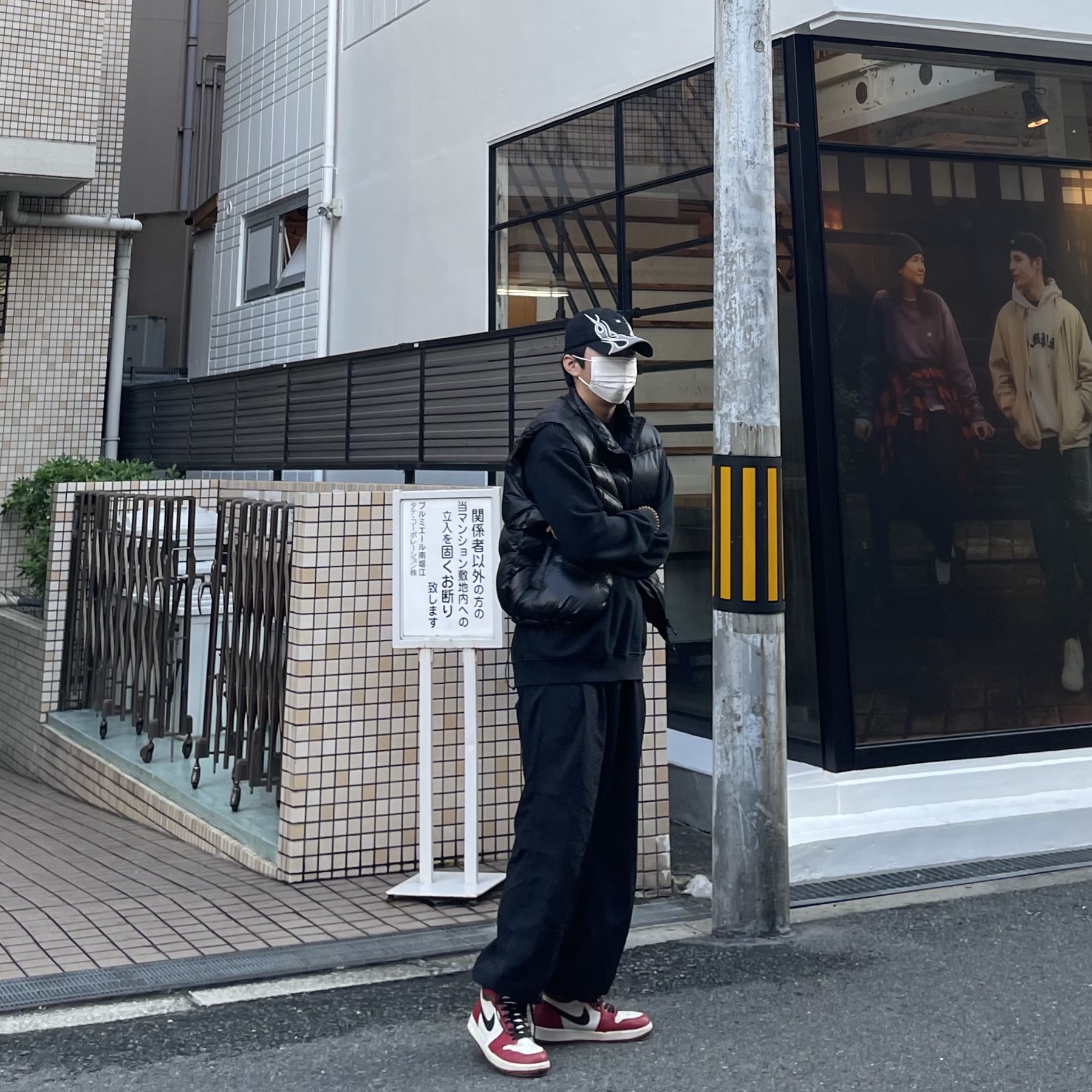 Yeezy Gap Engineered By Balenciaga Flame Cap Black, Jordan 1 Retro High OG Chicago 2022 착용 스타일 - 2