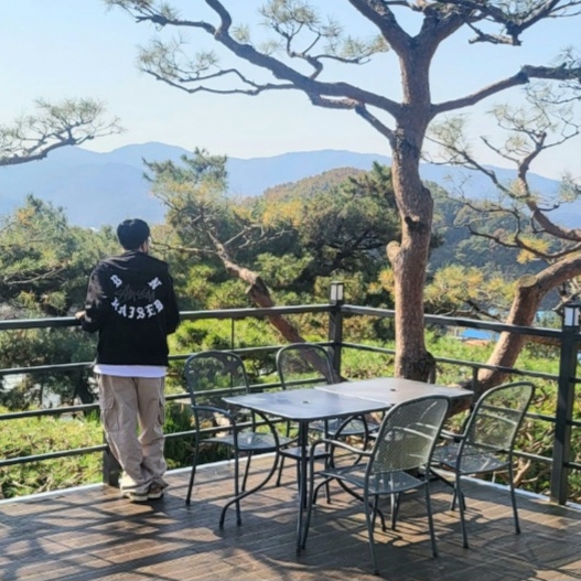 Stussy x Born X Raised Logo Zip Hoodie Black, Jordan 1 x Zion Williamson Retro Low OG Flax and Oil Green 착용 스타일