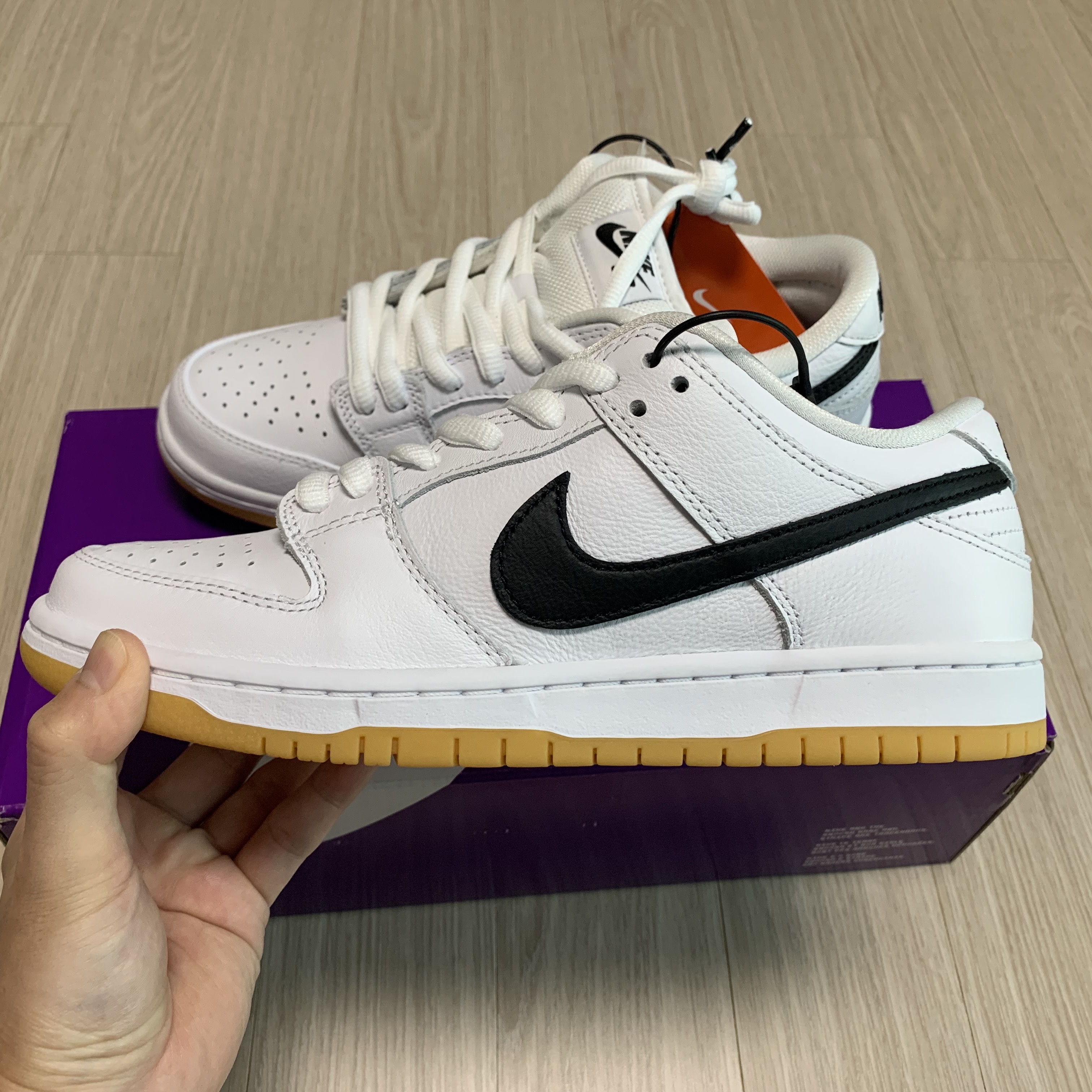 Nike SB Dunk Low Pro White and Gum Light Brown 착용 스타일 - 2