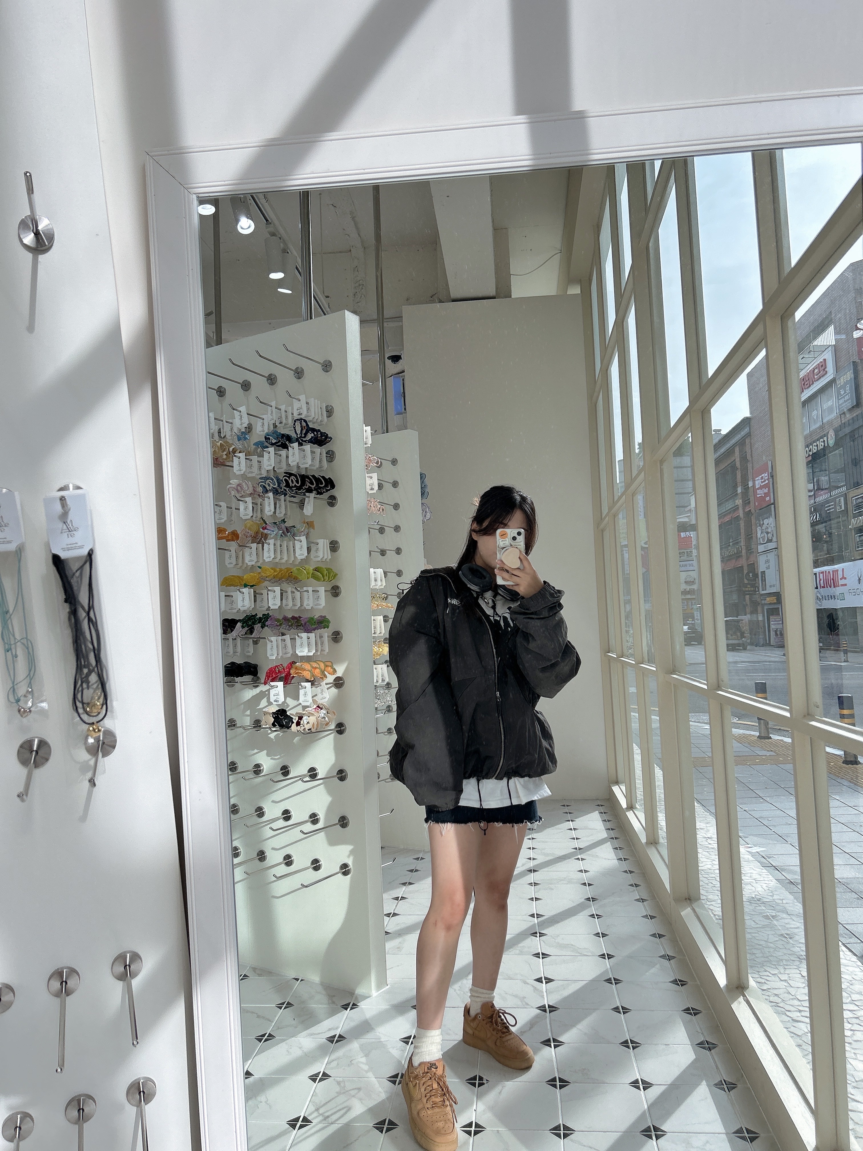 Stussy Wave Dye Beach Shell Jacket Black, Nike Air Force 1 '07 WB Flax 착용 스타일 - 1