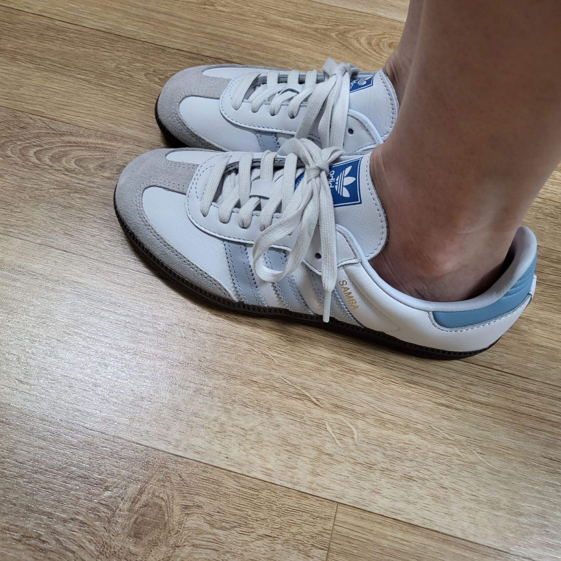 Adidas Samba OG Core White Halo Blue 착용 스타일 - 2
