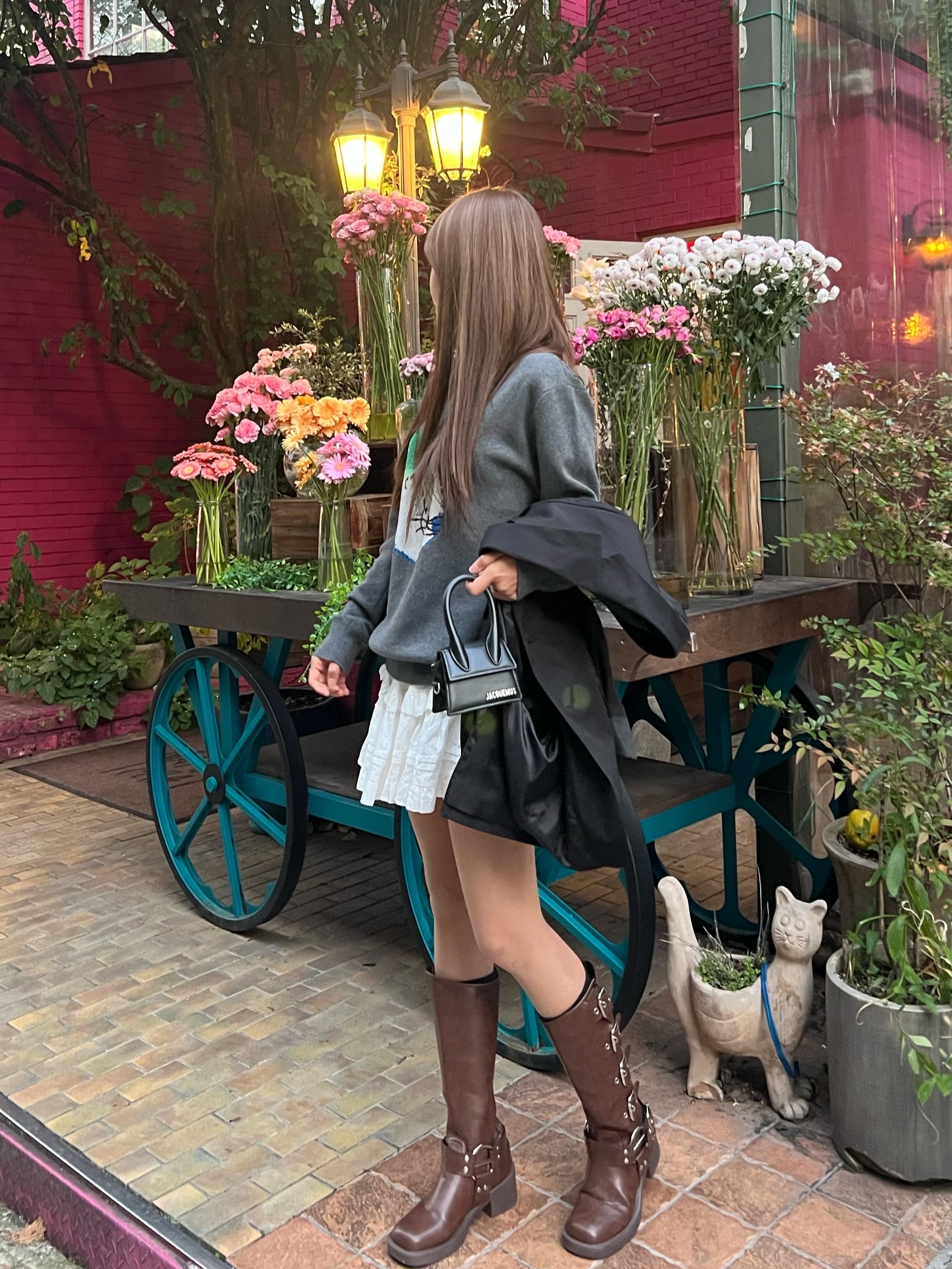 Jacquemus Le Chiquito Homme Mini Handbag Black, Maison Kitsune Vibrant Fox Head Instarsia Comfort Pullover Dark Grey Melange 착용 스타일 - 4