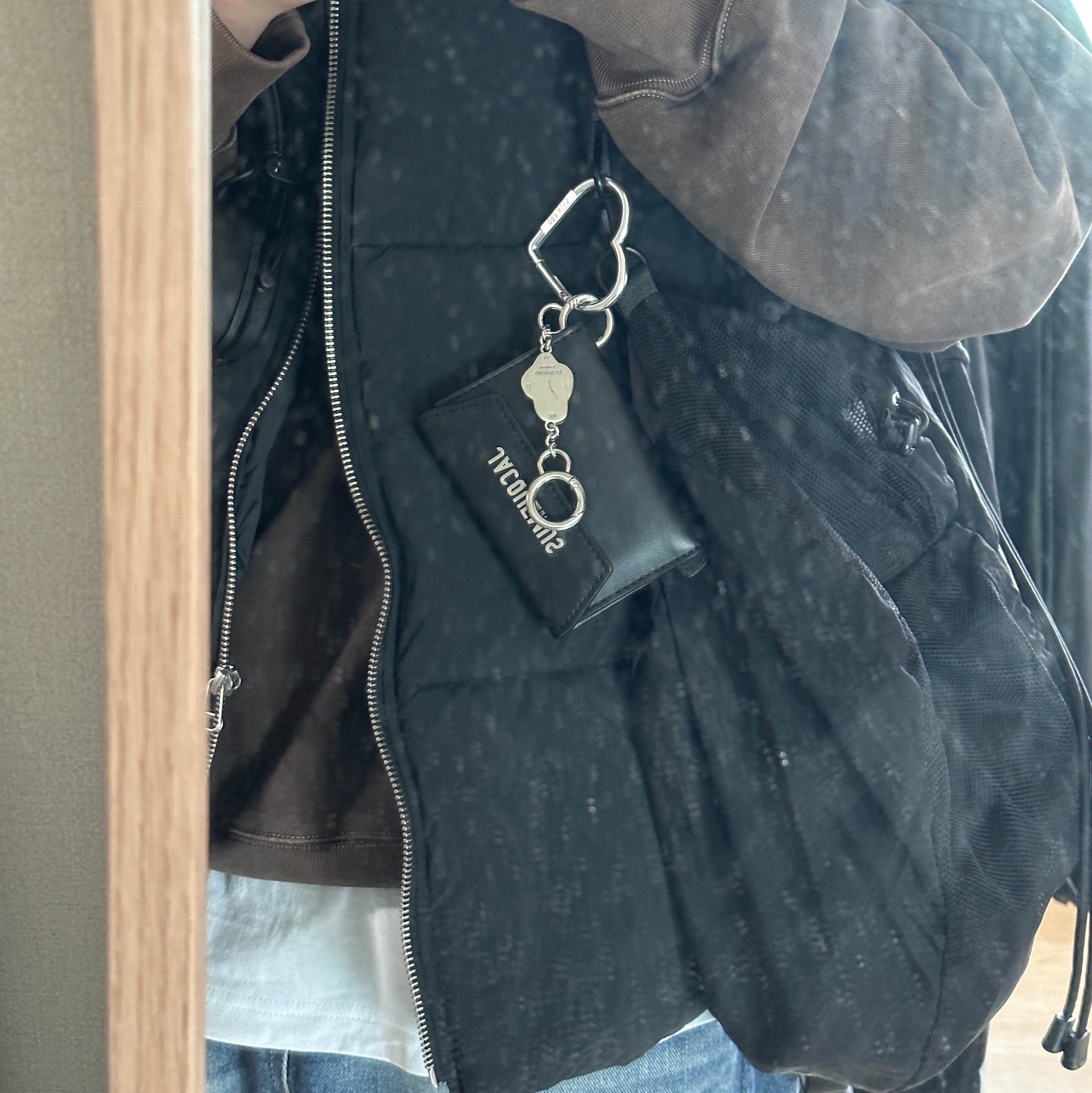 Human Made Heart Carabiner Silver, Jacquemus Le porte Envelope Wallet Black 착용 스타일