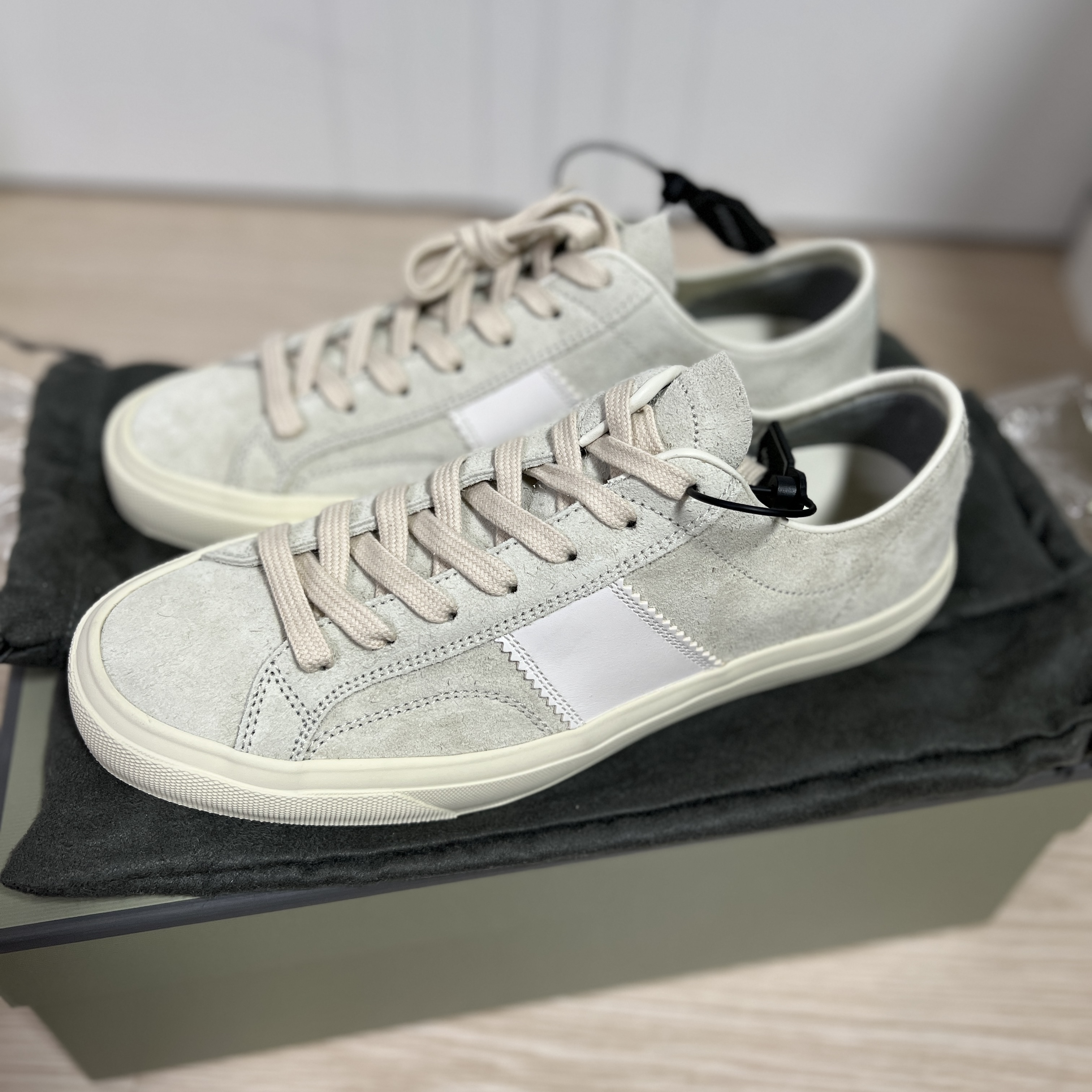 Tom Ford Cambridge Lace Up Sneakers Marmo, Apple Watch SE 44mm GPS Midnight Aluminum Case with Sport Band Midnight (Korean Ver.) 착용 스타일 - 2