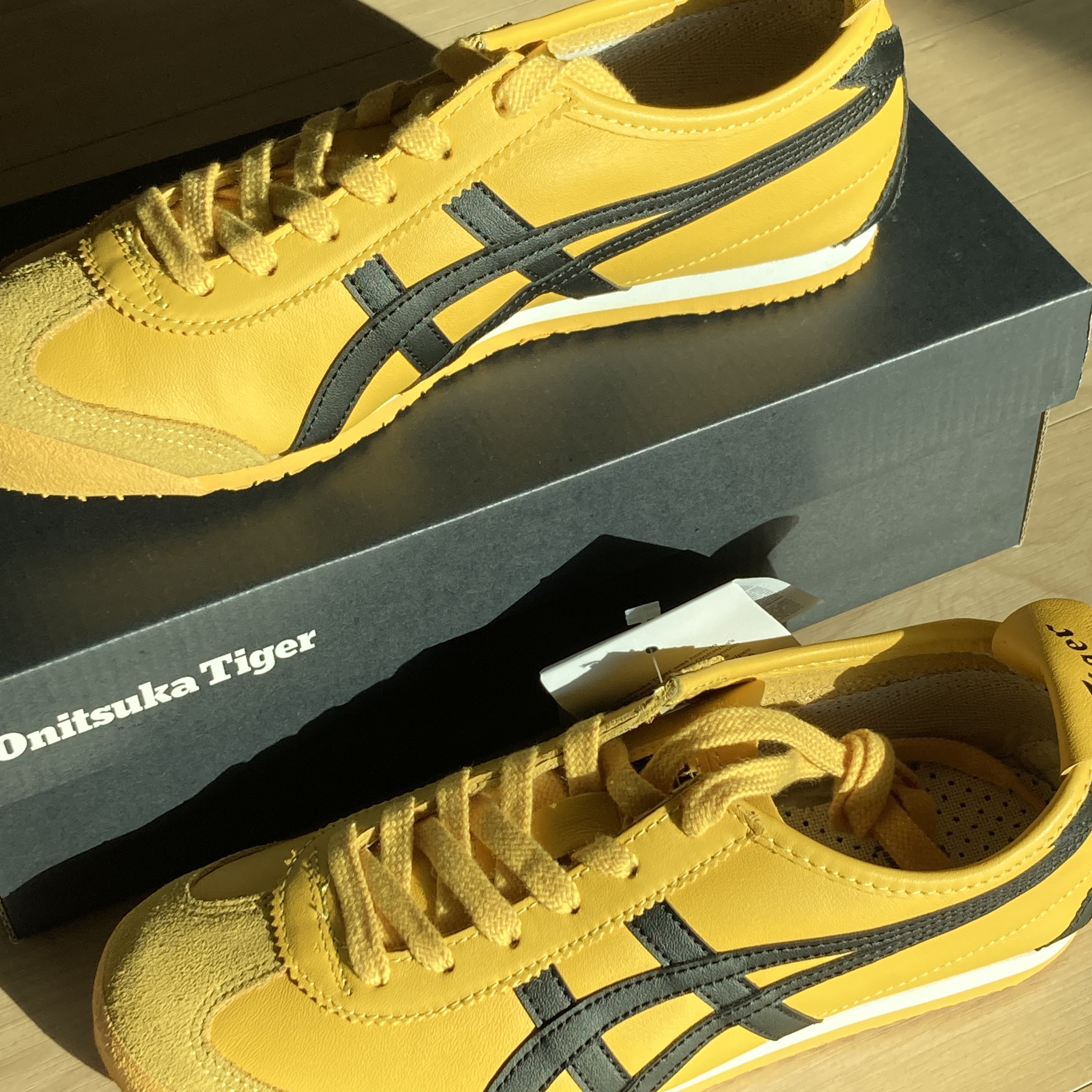Onitsuka Tiger Mexico 66 Yellow Black 착용 스타일 - 1