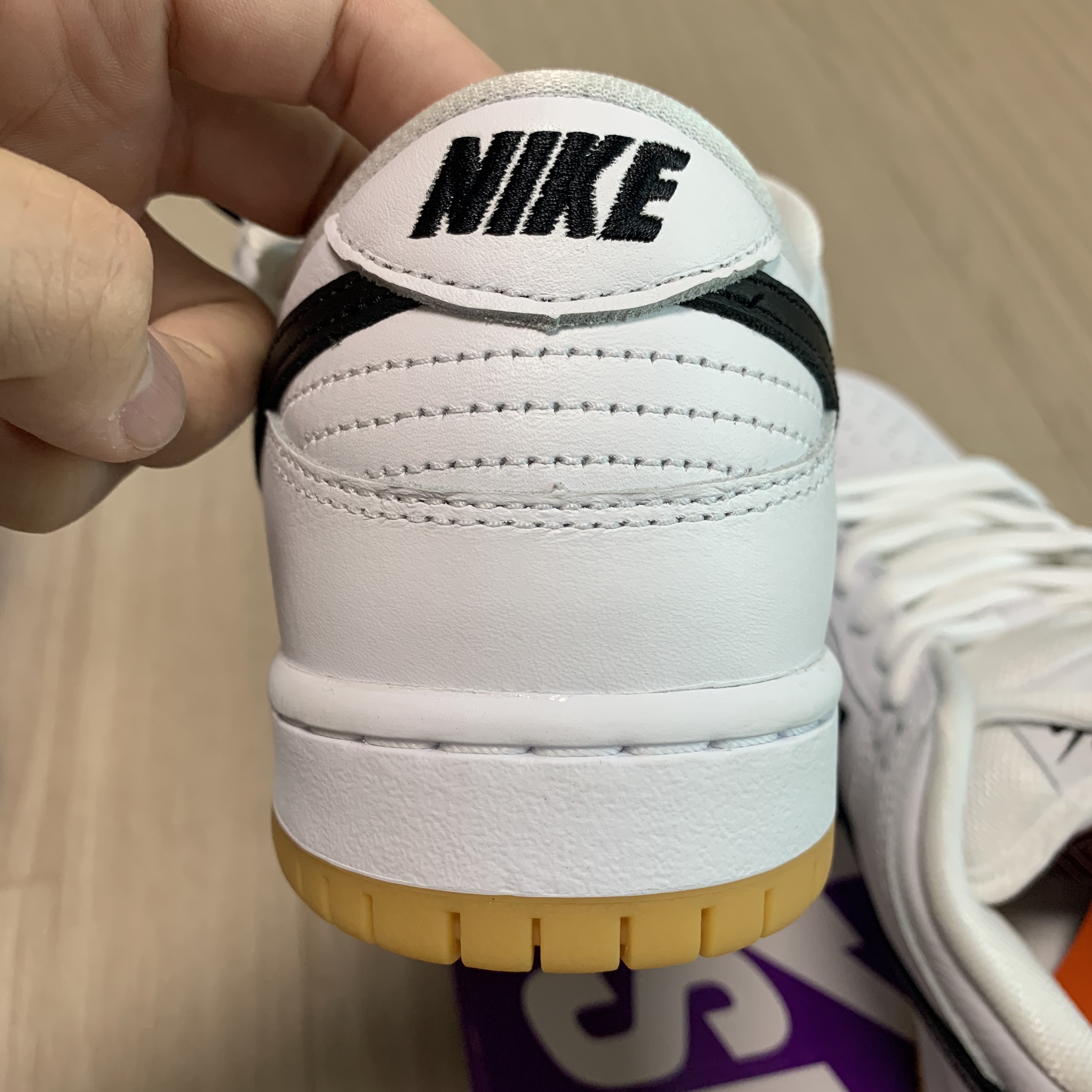 Nike SB Dunk Low Pro White and Gum Light Brown 착용 스타일 - 4
