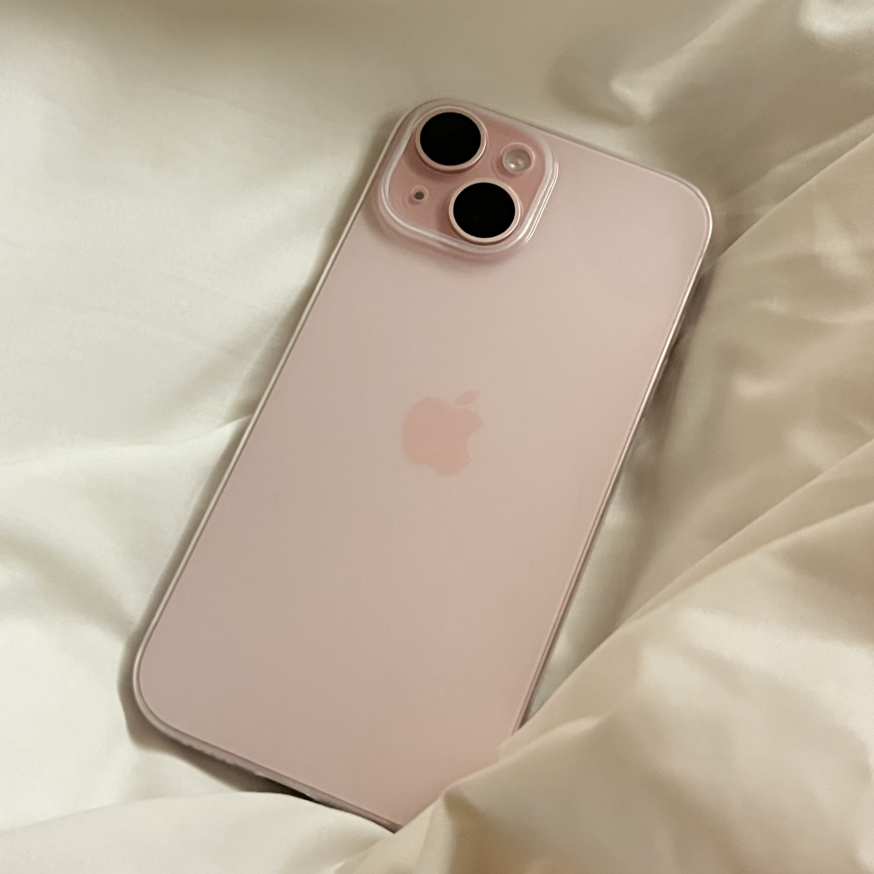 Apple iPhone 15 128GB Pink (Korean Ver.) 착용 스타일 - 2
