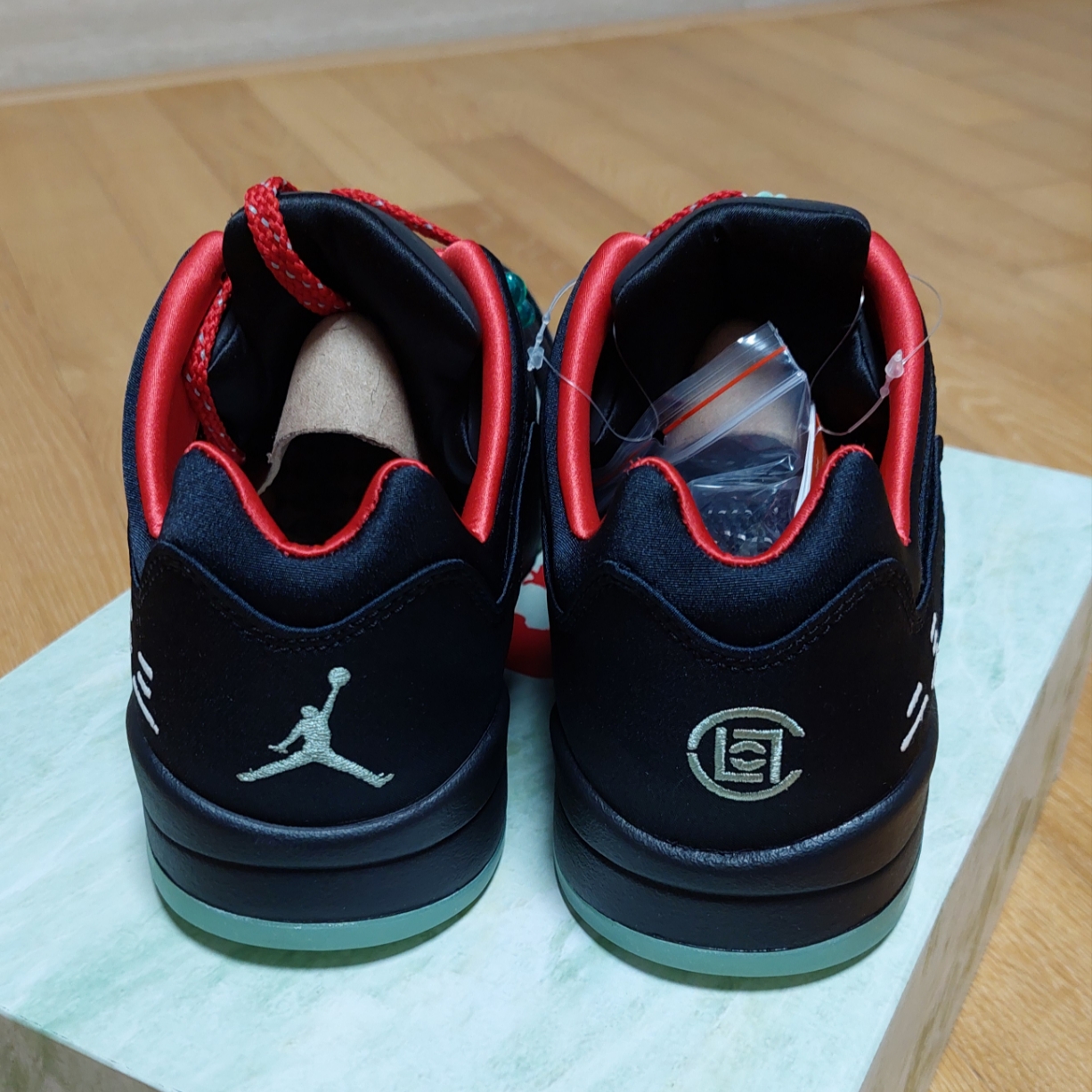 Jordan 5 x Clot Retro Low SP Anthracite 착용 스타일 - 4