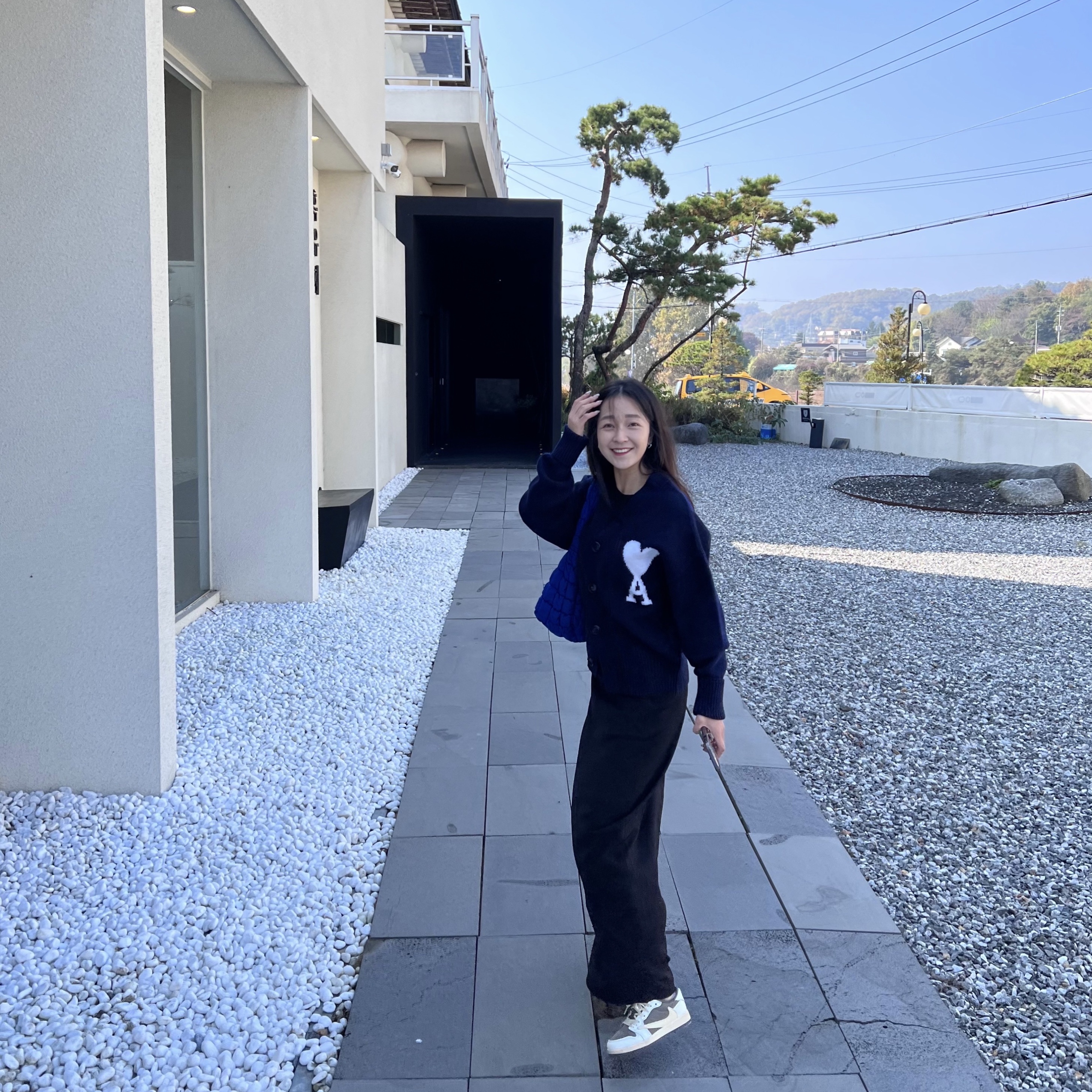 AMI de Coeur Oversize Intarsia Cardigan Nautic Blue White, COS Quilted Mini Bag Blue 착용 스타일 - 3