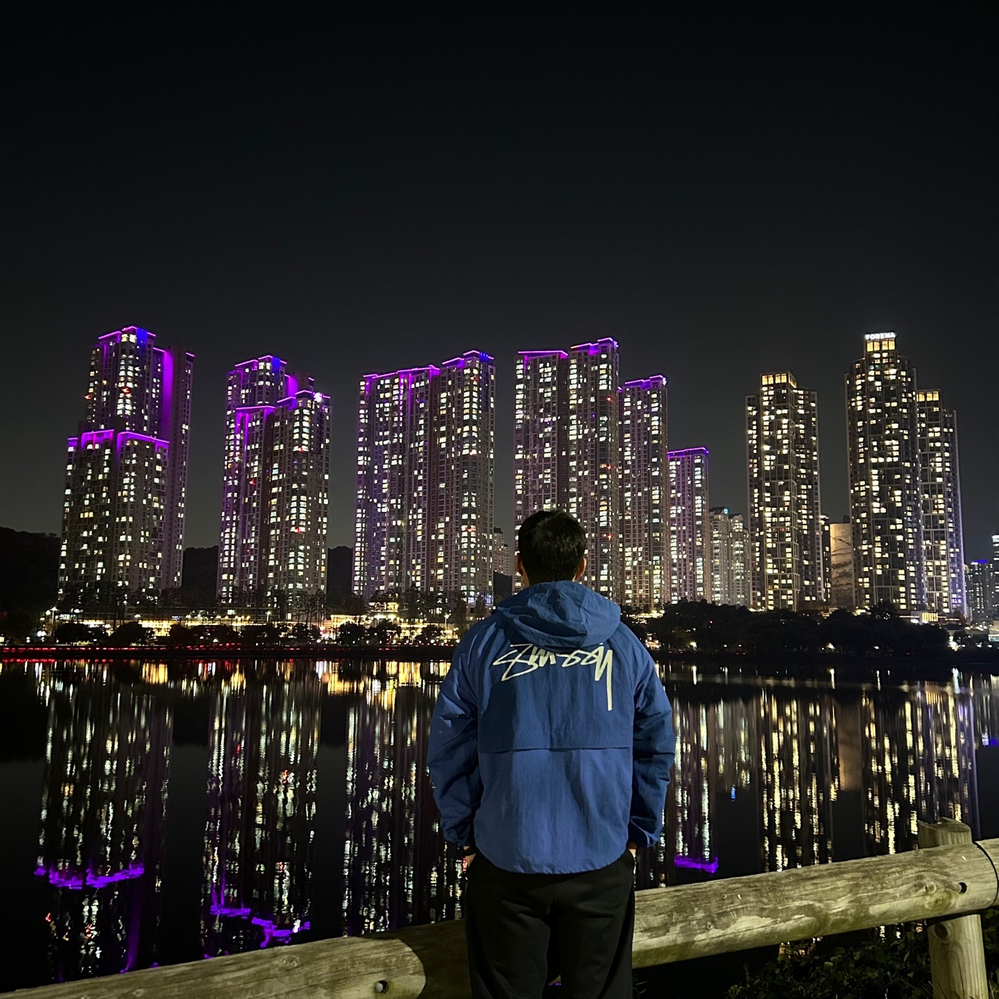 Stussy Wave Dye Beach Shell Jacket Ultramarine, Nike x Stussy NRG Washed Fleece Crewneck Black (DO5310-010) 착용 스타일 - 1