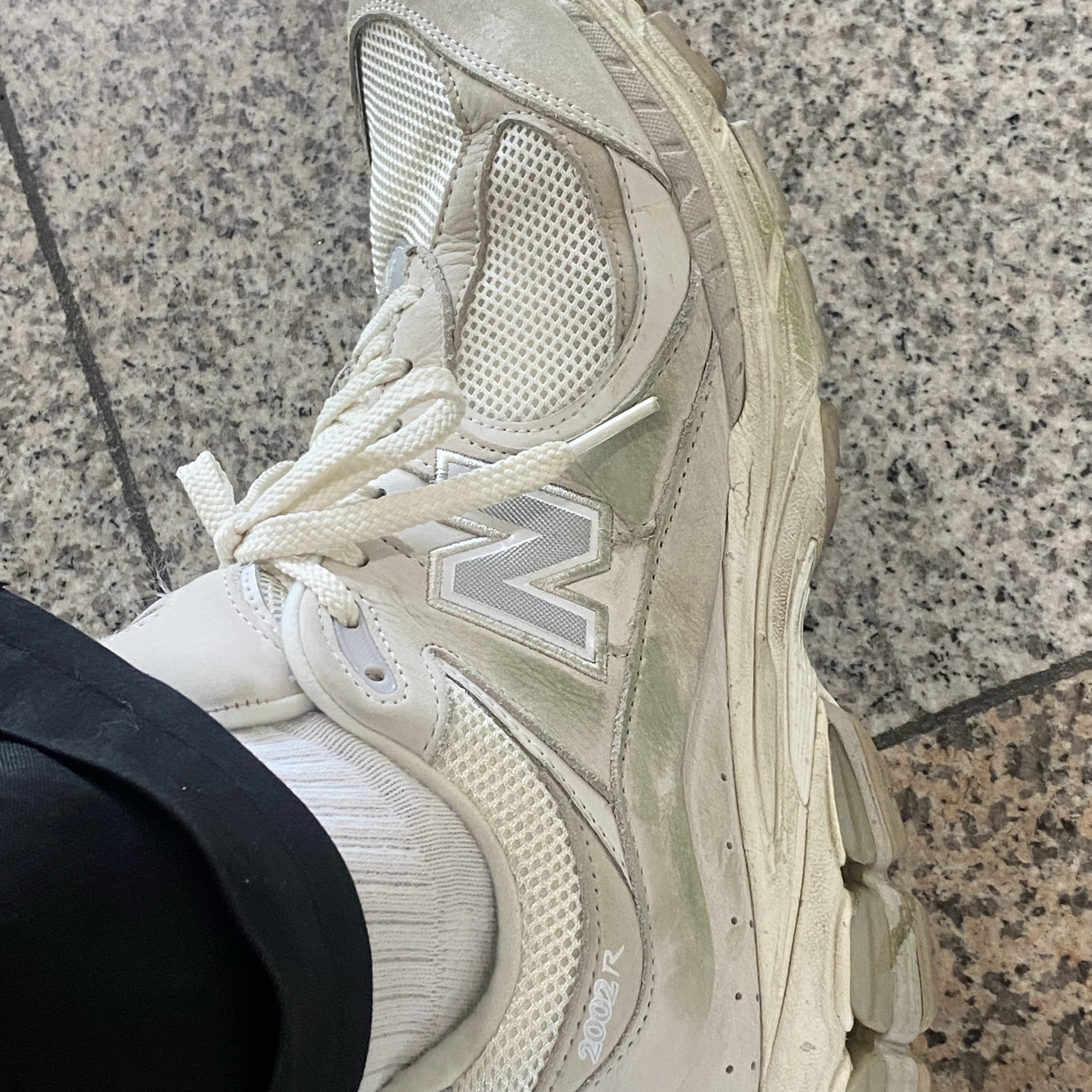 New Balance 2002R White Ivory 착용 스타일 - 2
