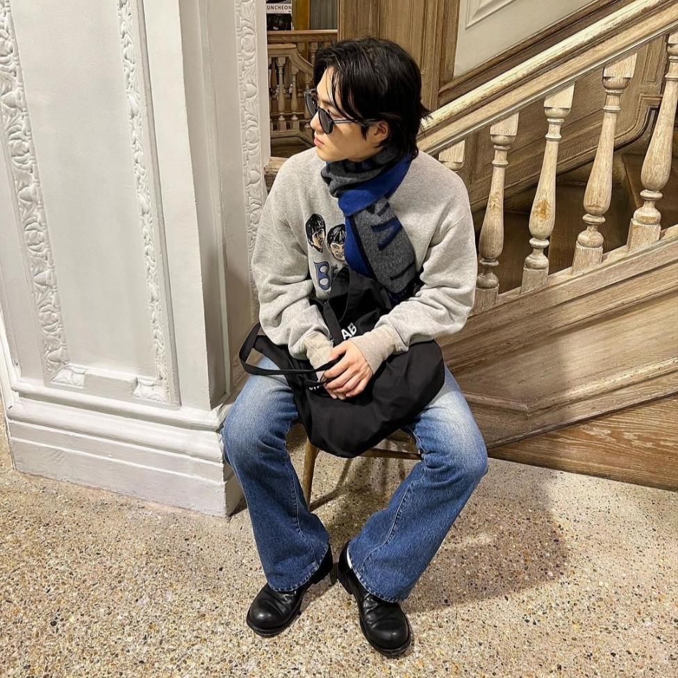 Human Made Beatles Tsuriami Sweatshirt Gray 착용 스타일 - 1