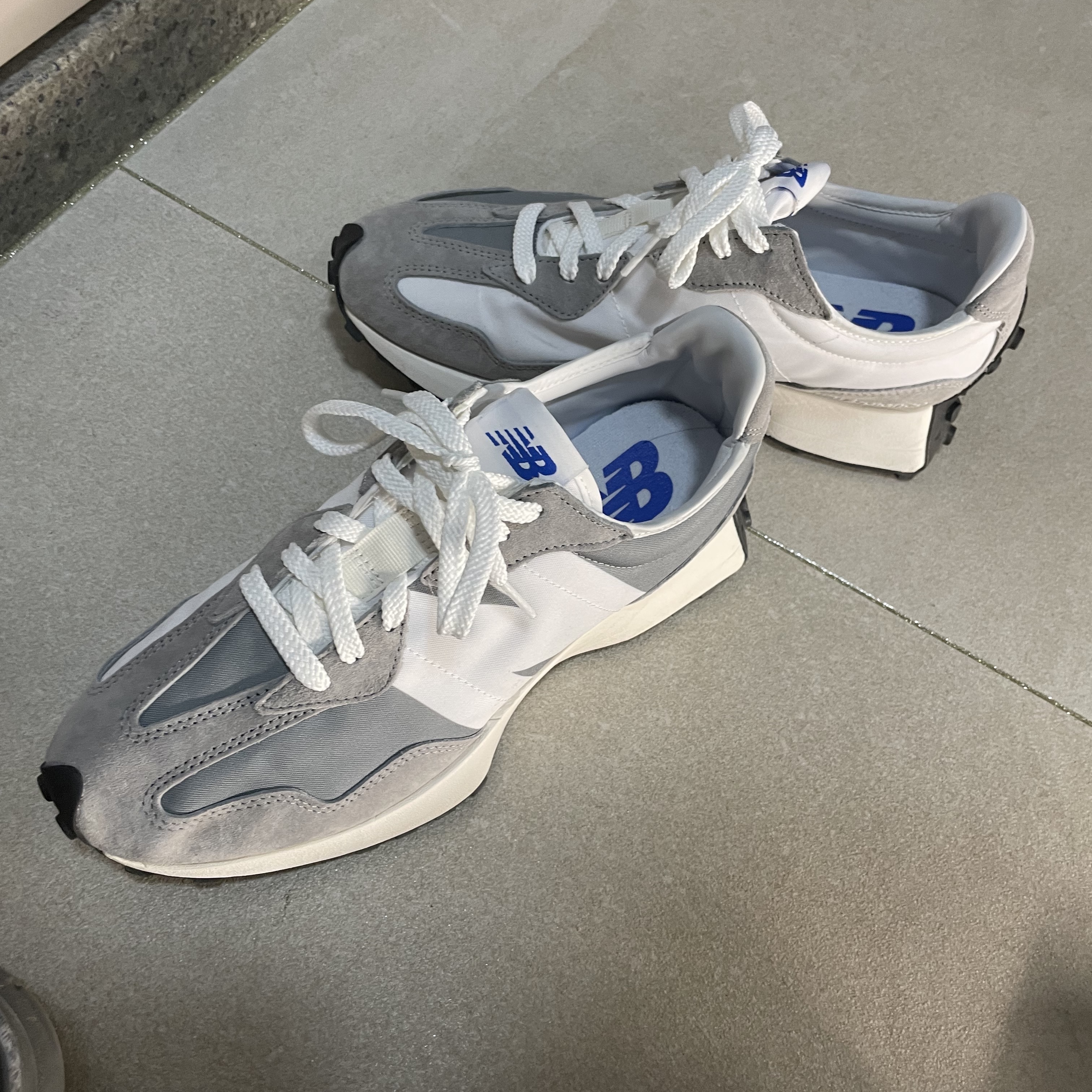 New Balance 327 Grey 착용 스타일