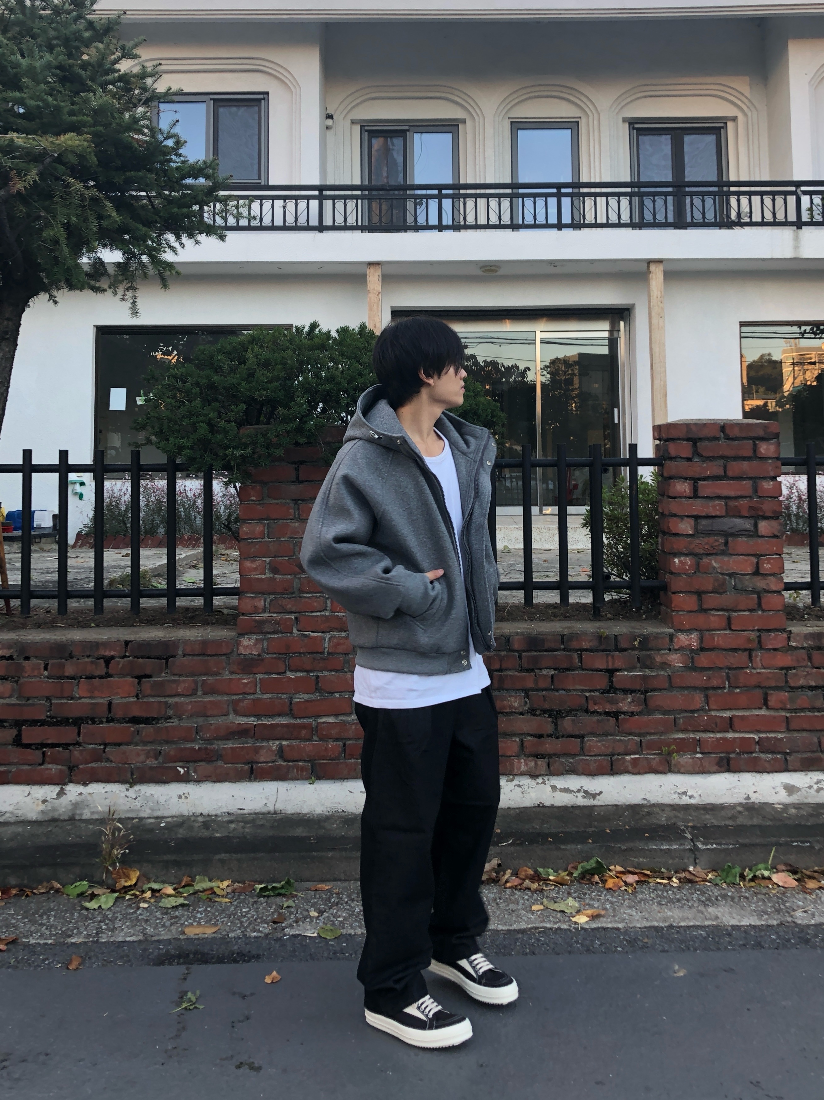 Rick Owens Drkshdw Suede Vintage Sneakers Dark Dust Pearl Milk White 착용 스타일 - 4