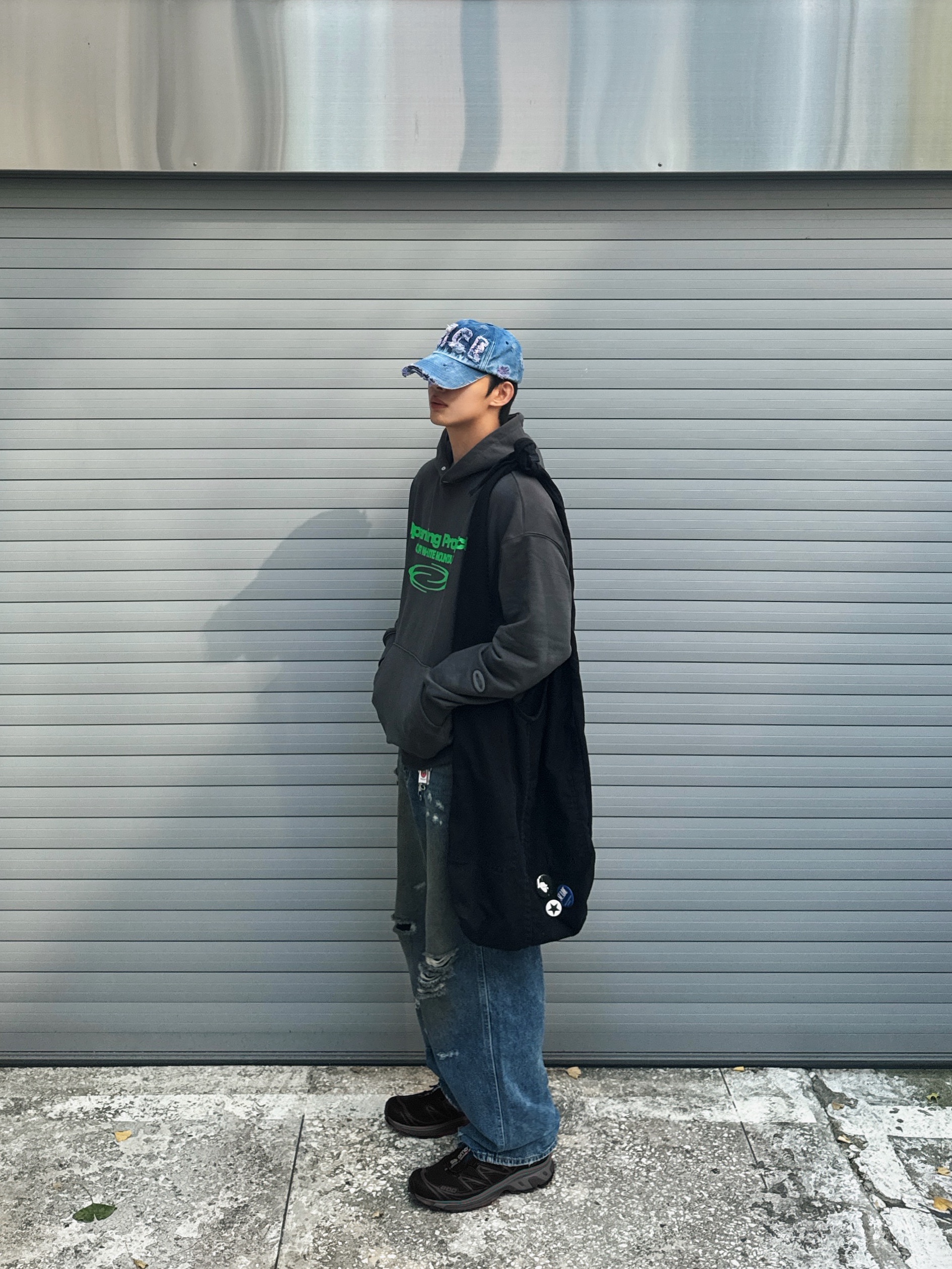 Opening Project Oval Logo Hoodie Charcoal 착용 스타일 - 3