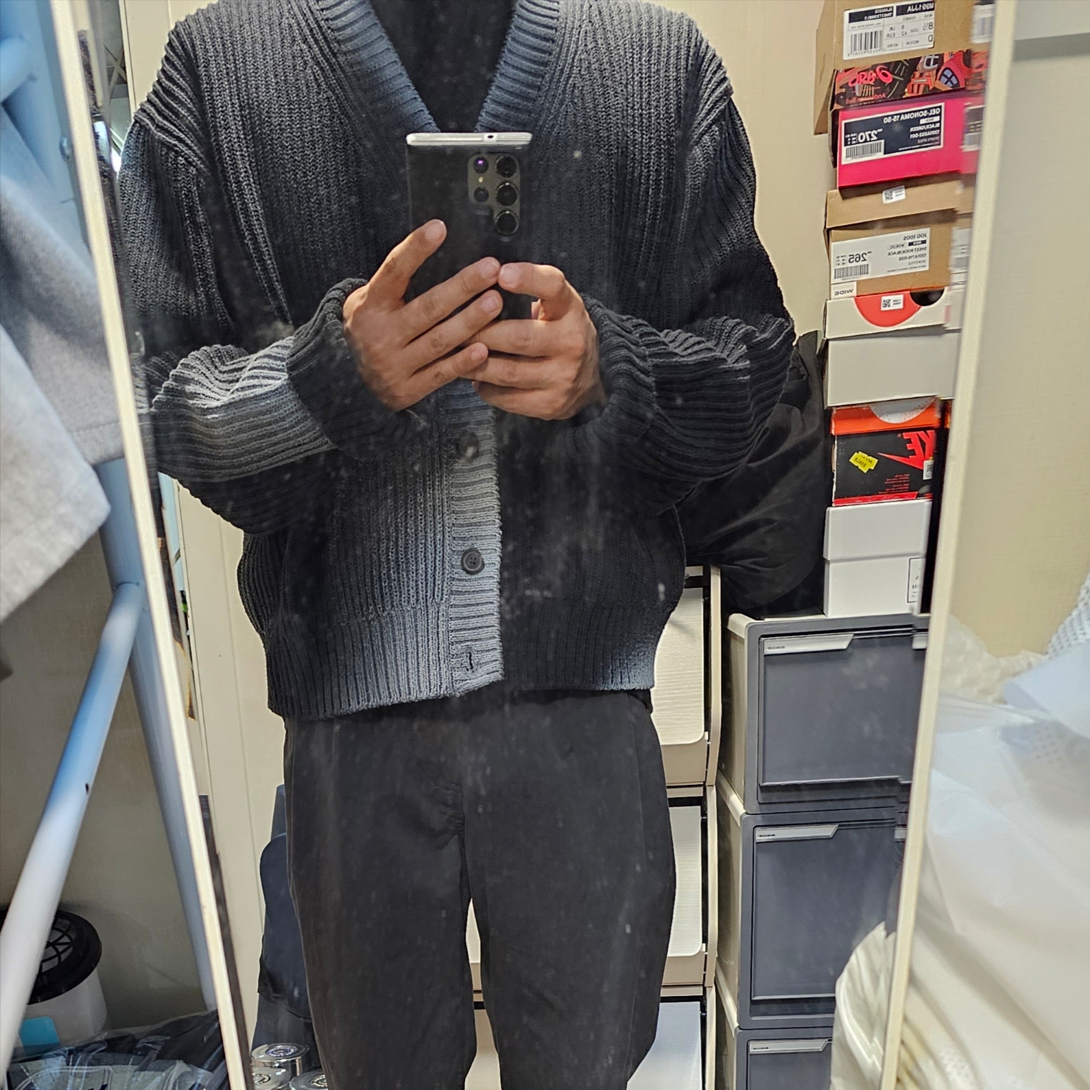 Ader Error Glow Cardigan Charcoal 착용 스타일